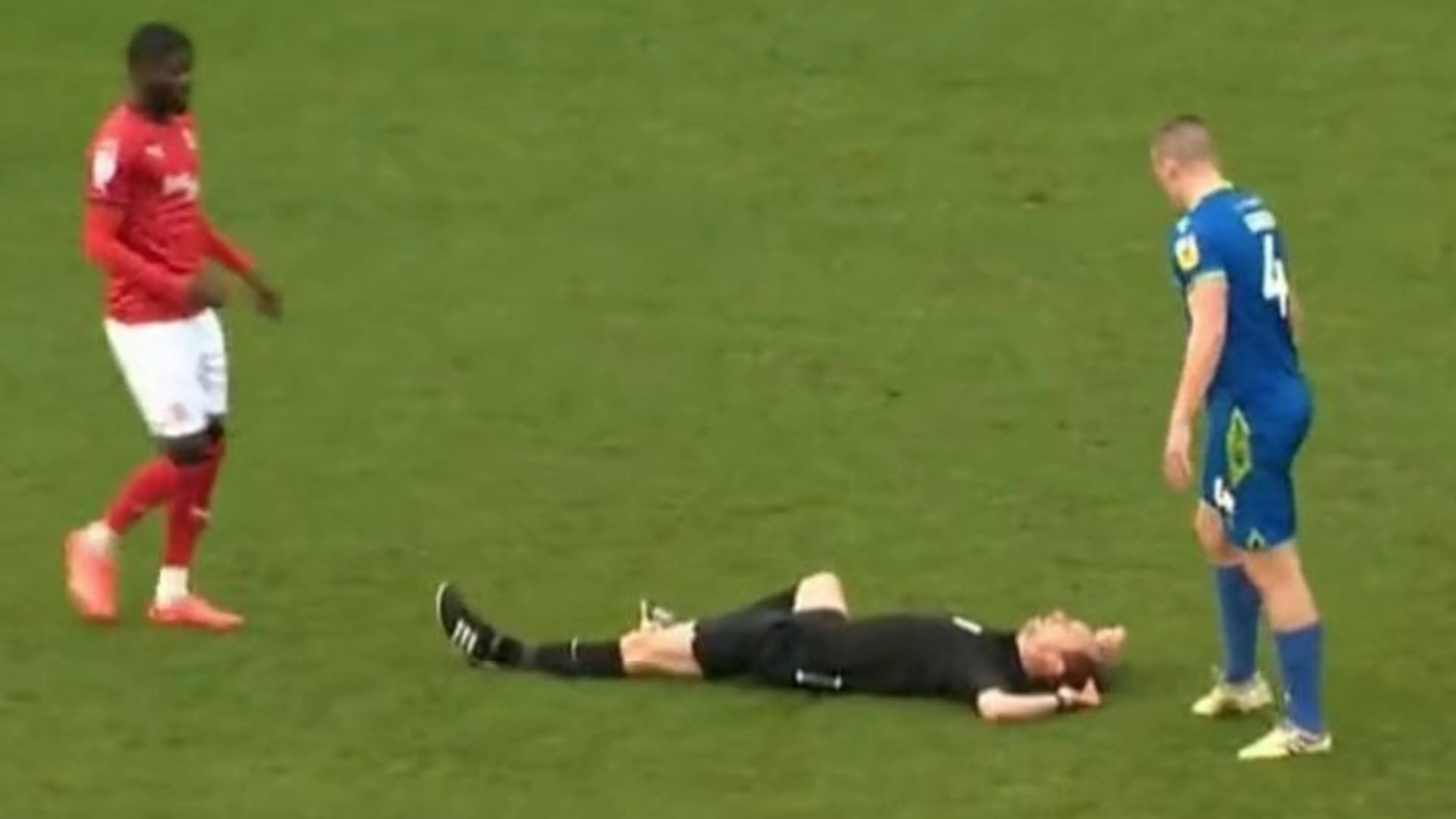 Arbitro viene colpito da una pallonata e perde i sensi. La clamorosa reazione dei tifosi (VIDEO)