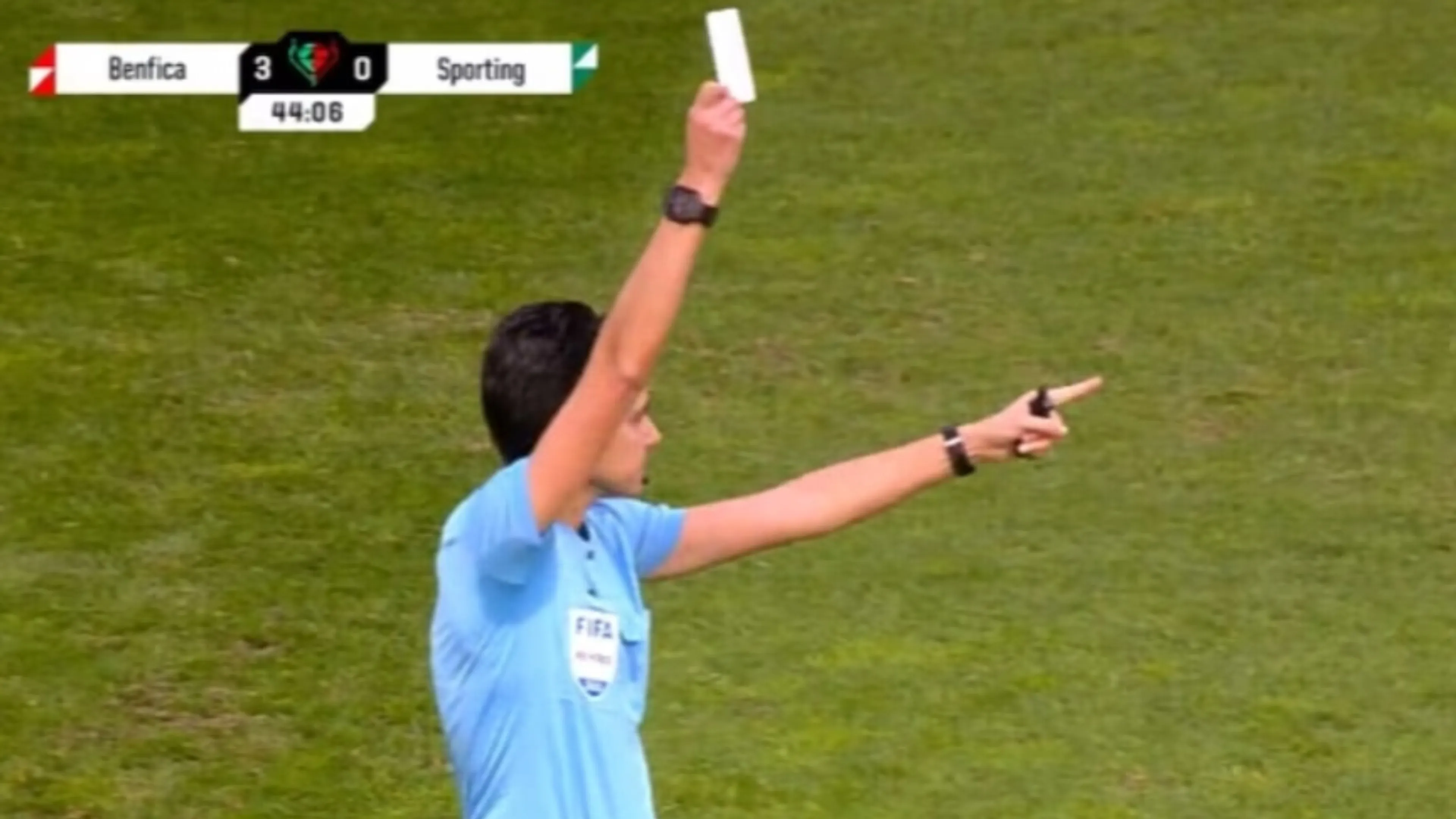 L’arbitro estrae un cartellino bianco: il pubblico lo applaude