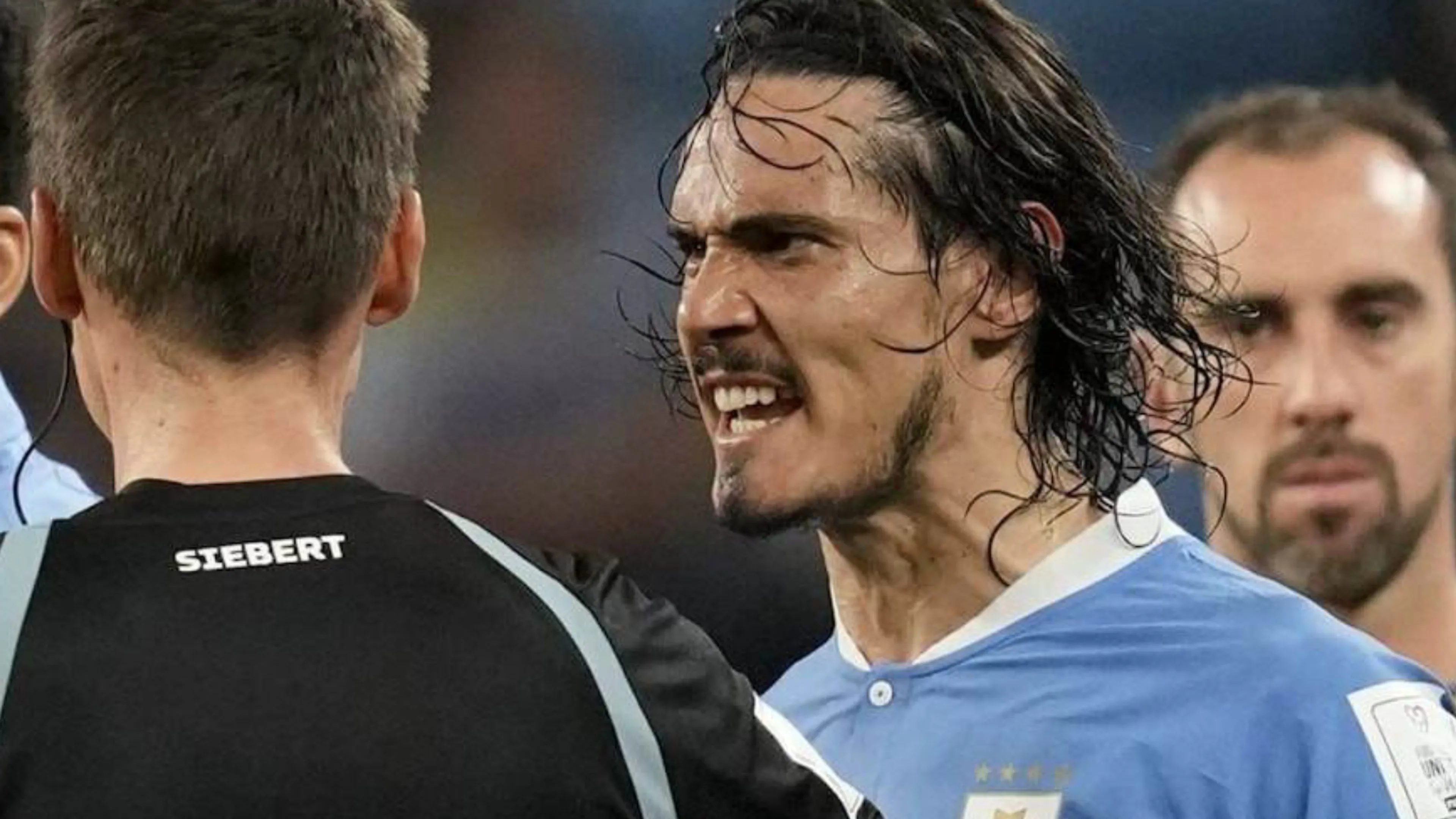 Cavani, duro sfogo a un mese dall’eliminazione ai Mondiali: “Sbattete l’arbitro in galera”