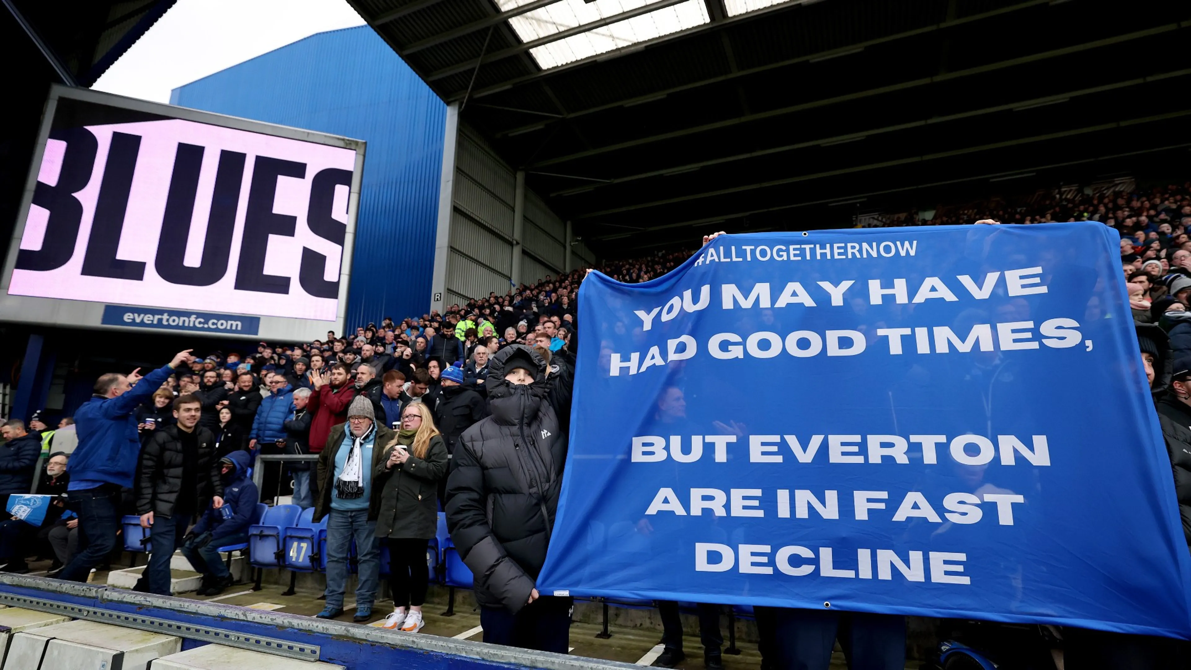 Everton in crisi nera, giocatori inseguiti e minacciati: “Teste di c****” (VIDEO)