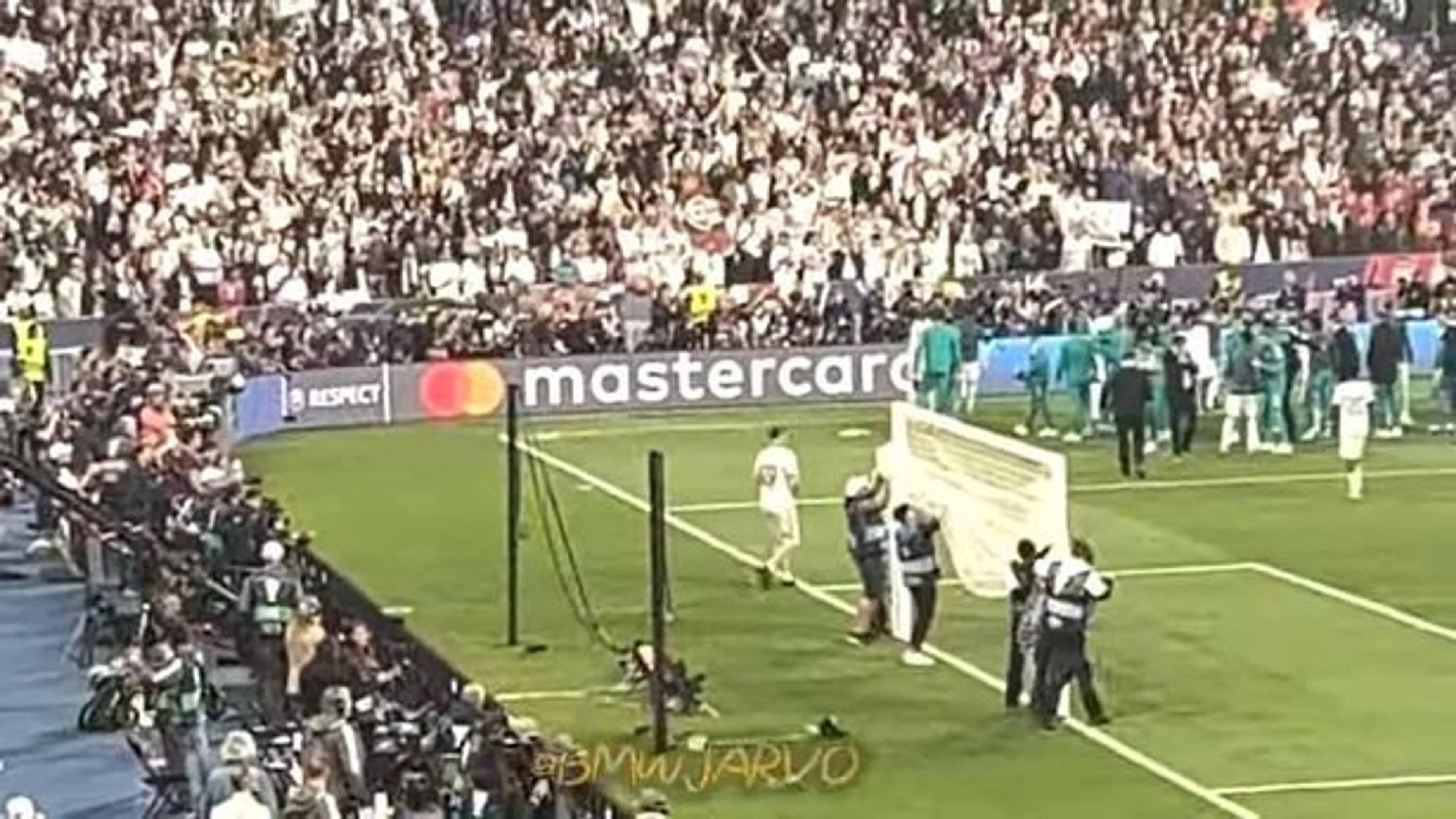 Finale Champions, finge di essere un giocatore del Real: youtuber festeggia in campo con i Blancos