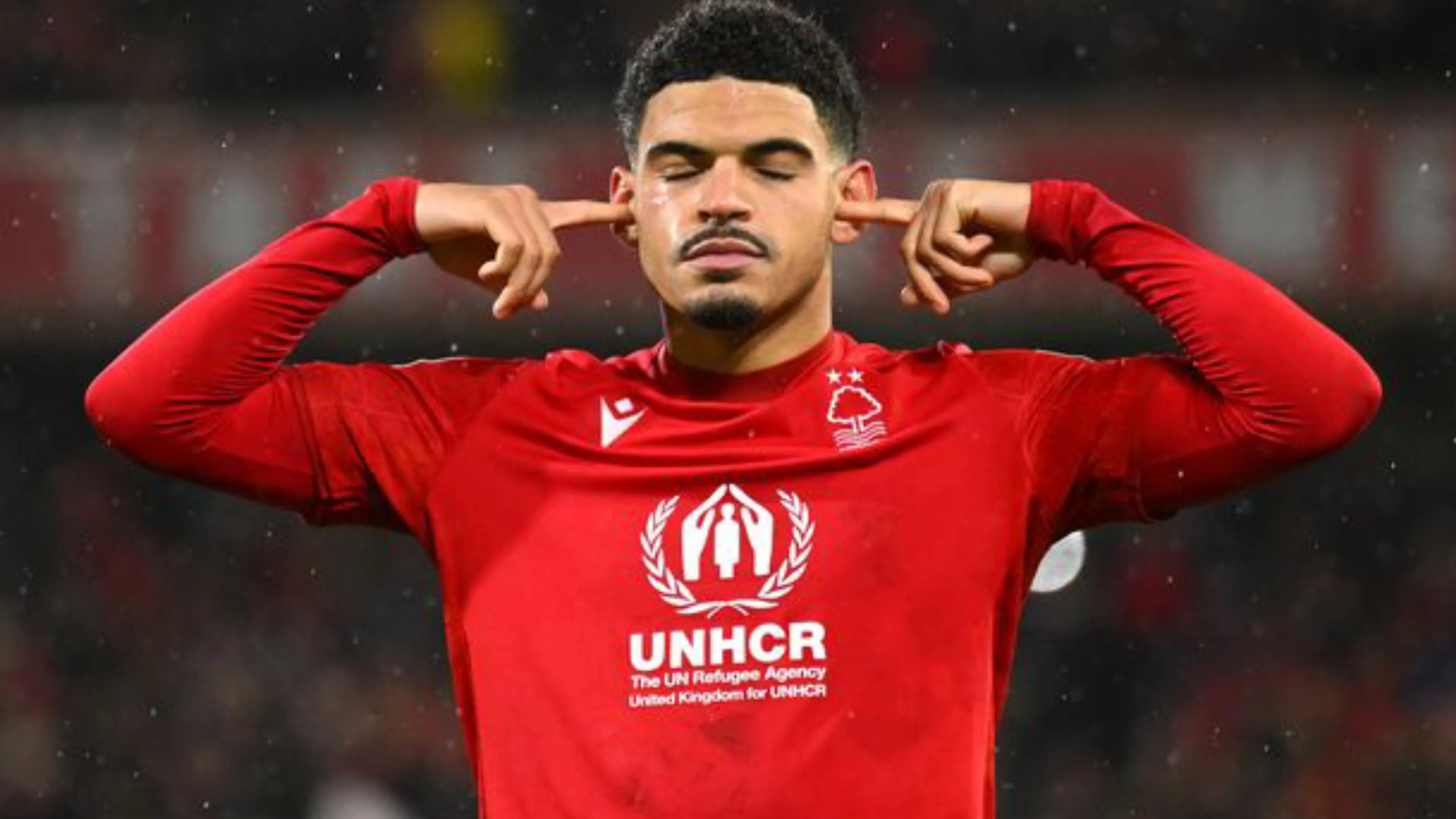 Inghilterra, Gibbs-White esulta provocando i suoi ex tifosi: scoppia una maxi rissa in campo