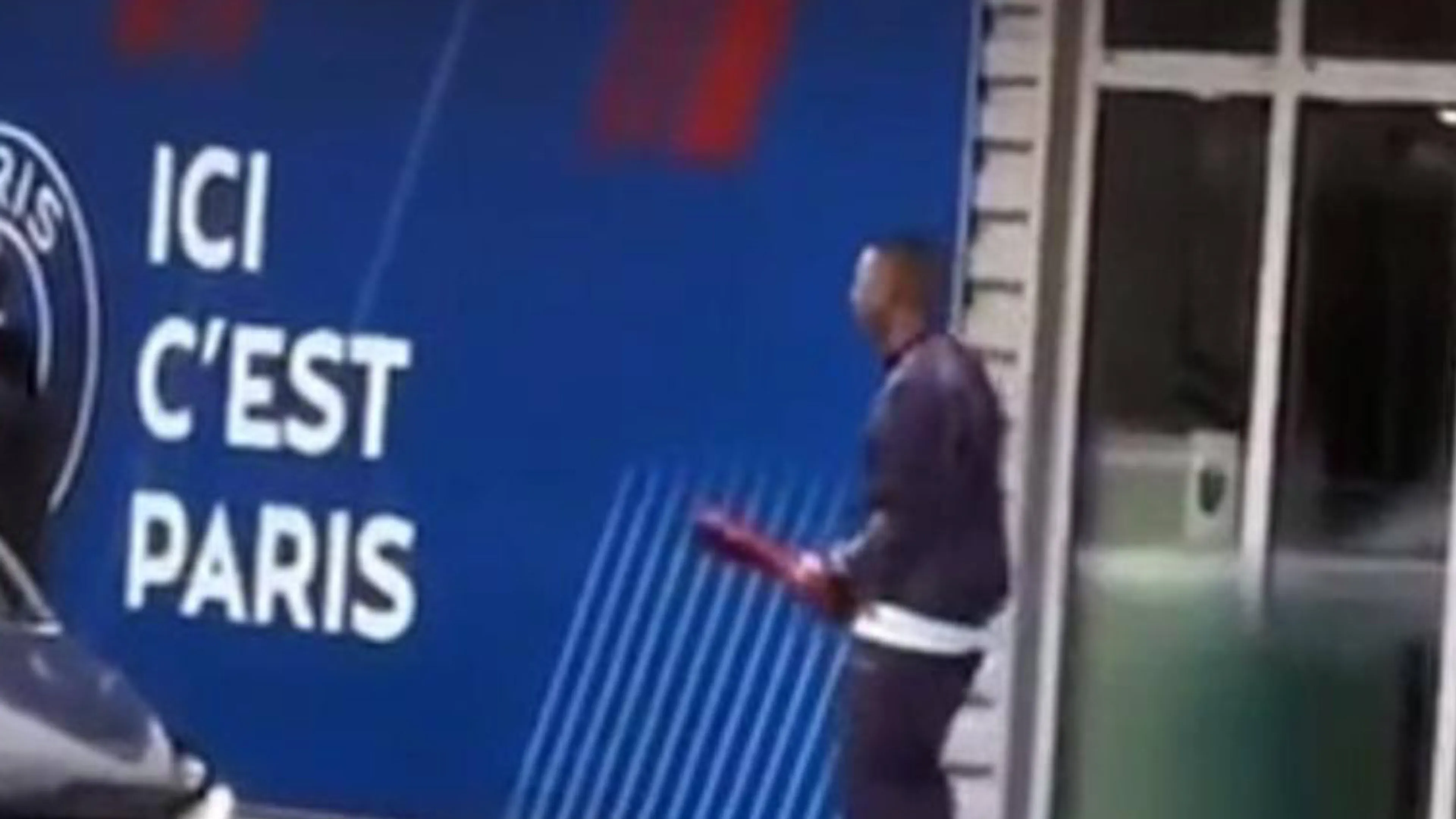 Sulla scia del Dibu: Mbappé replica il gesto di Martinez ai Mondiali. L’episodio diventa virale (VIDEO)