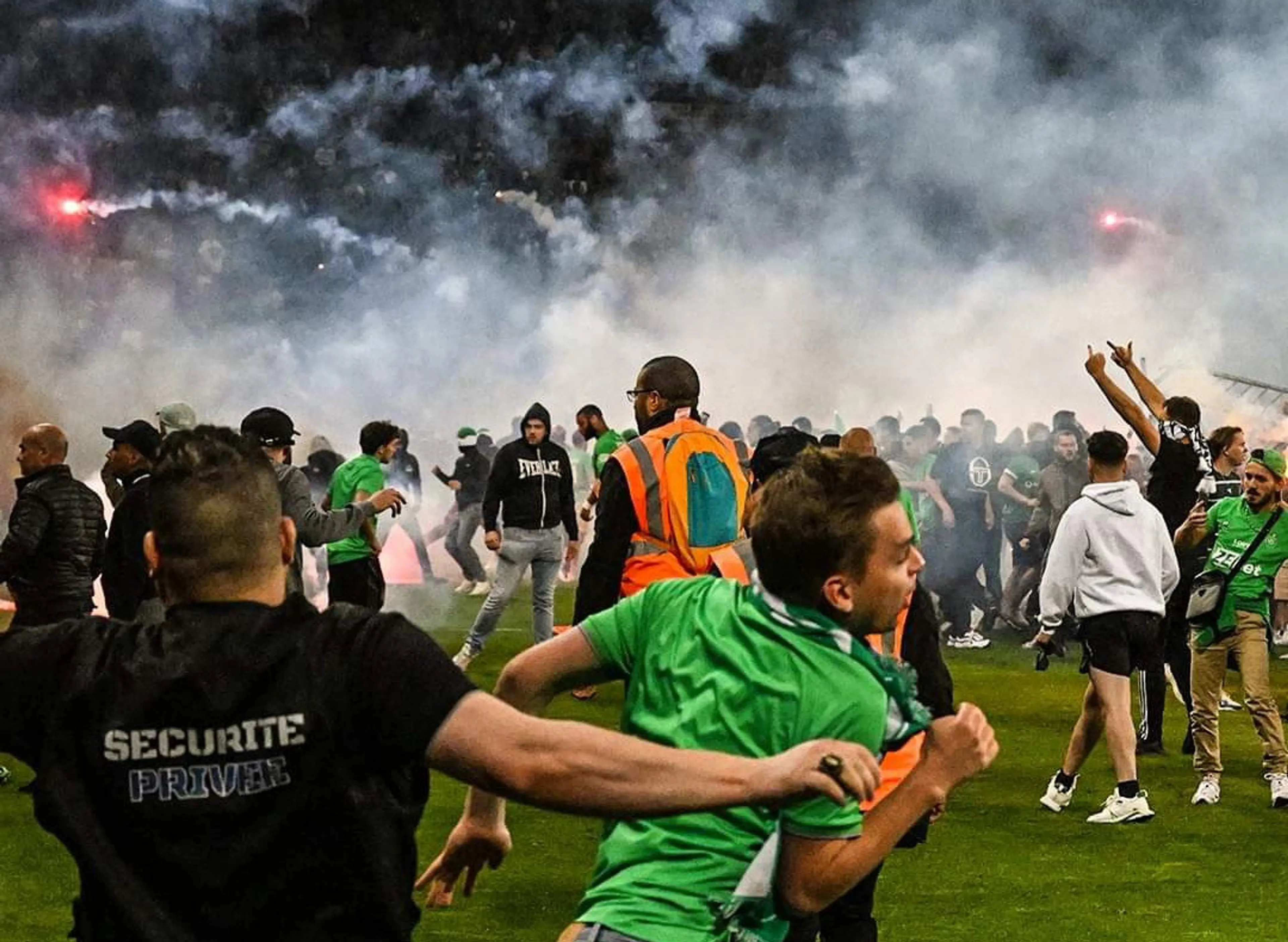 Retrocessione Saint-Etienne: folle invasione di campo con pugni e razzi contro i giocatori (VIDEO)