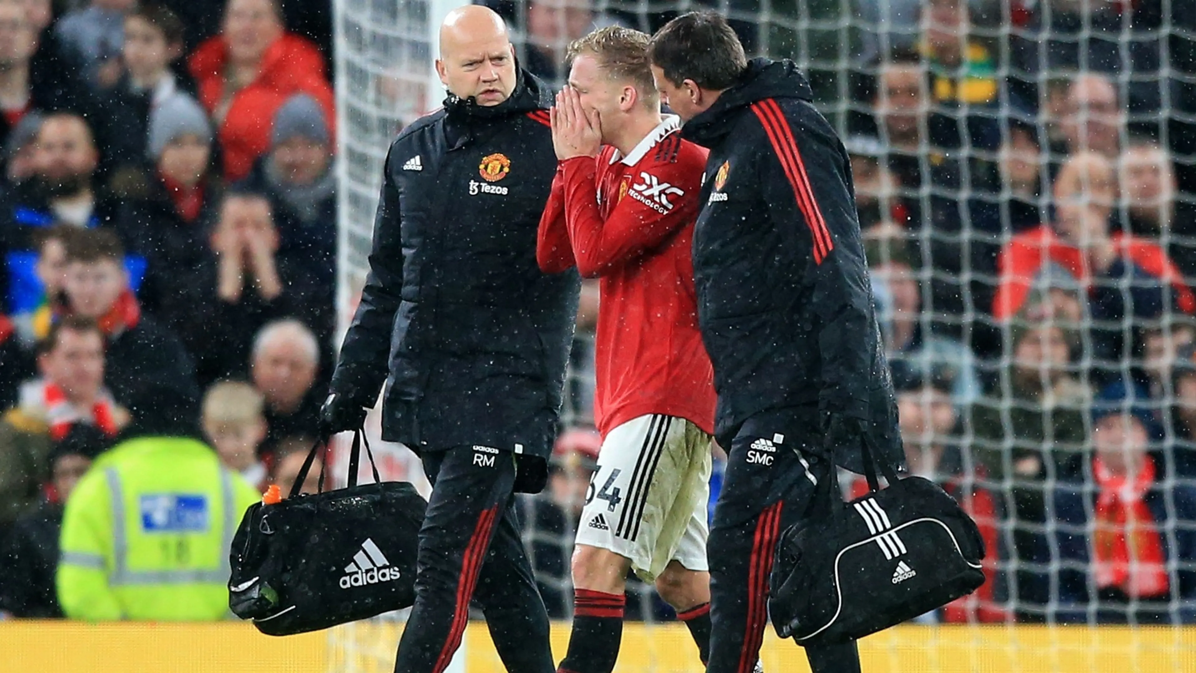 Tackle da horror su van de Beek, l’olandese lascia il campo in lacrime (VIDEO)