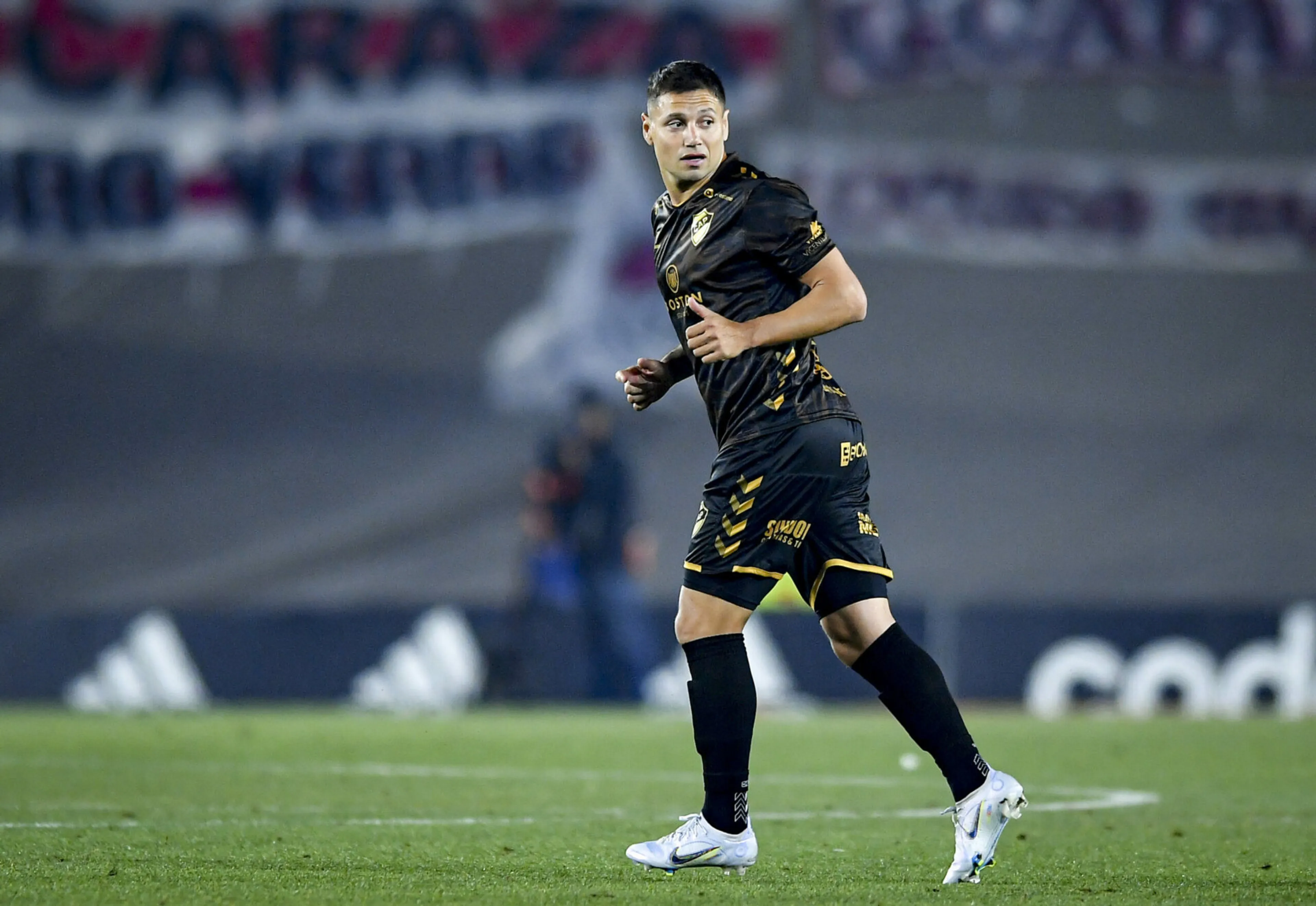 L’inspiegabile giocata di Mauro Zarate: prende palla a metà campo e causa un rigore surreale (VIDEO)