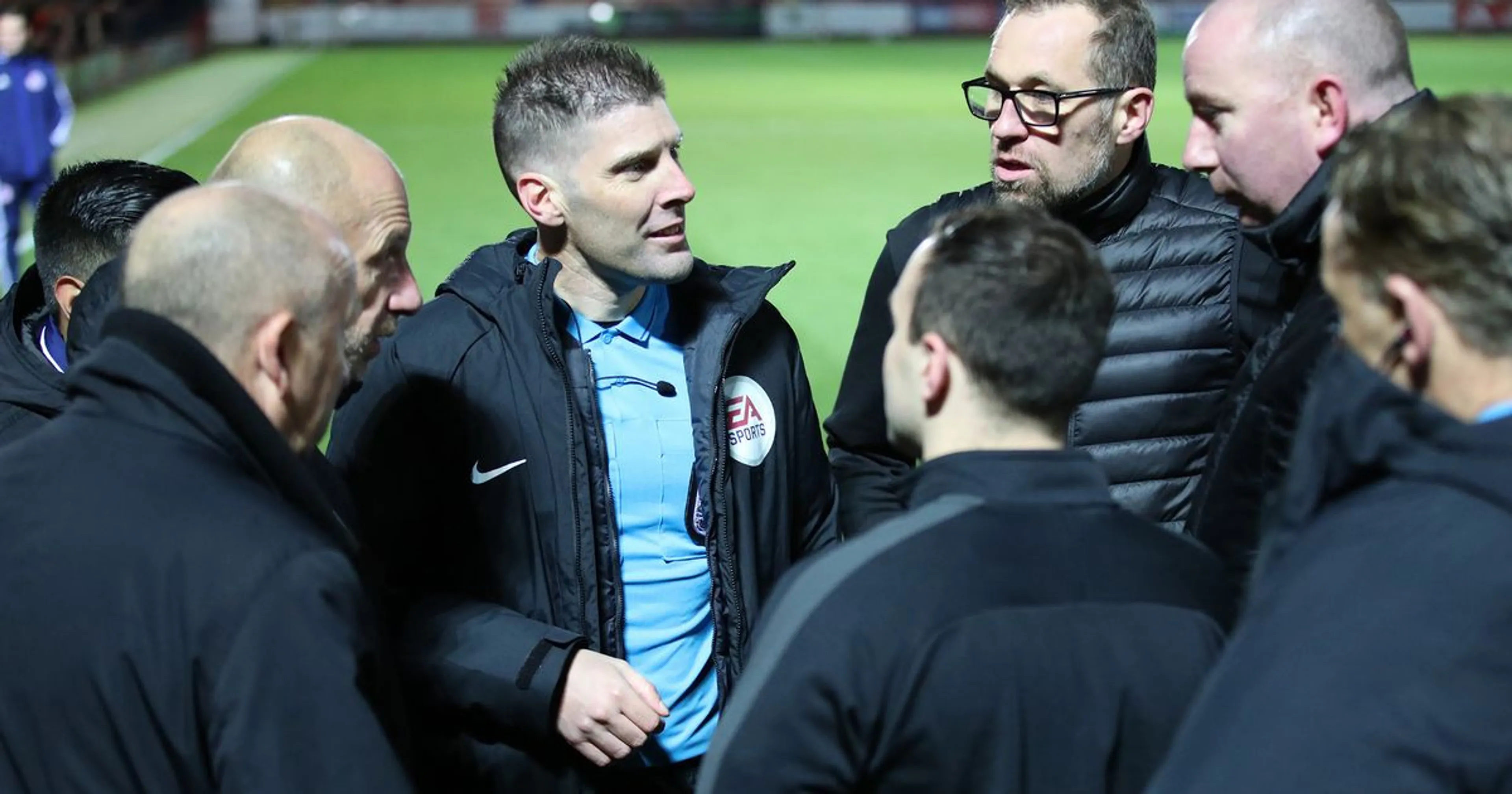 Copertina di FA Cup, arbitri infortunati e un solo guardalinee: il match dura quasi tre ore