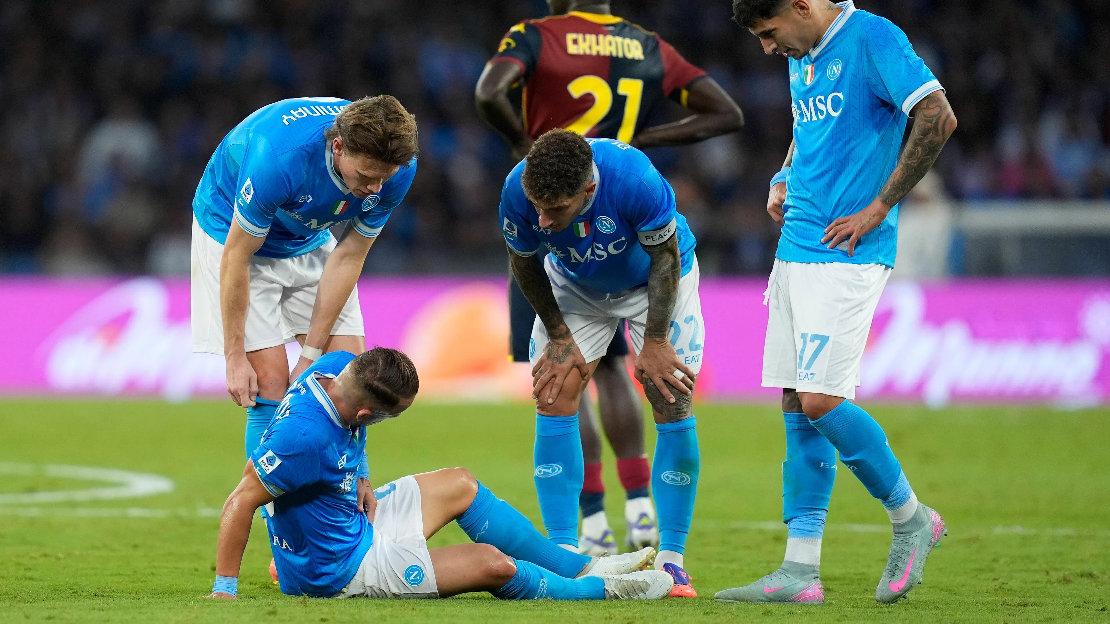 Infortunio per Lobotka e Politano durante Napoli-Genoa. Ecco cosa si sono fatti