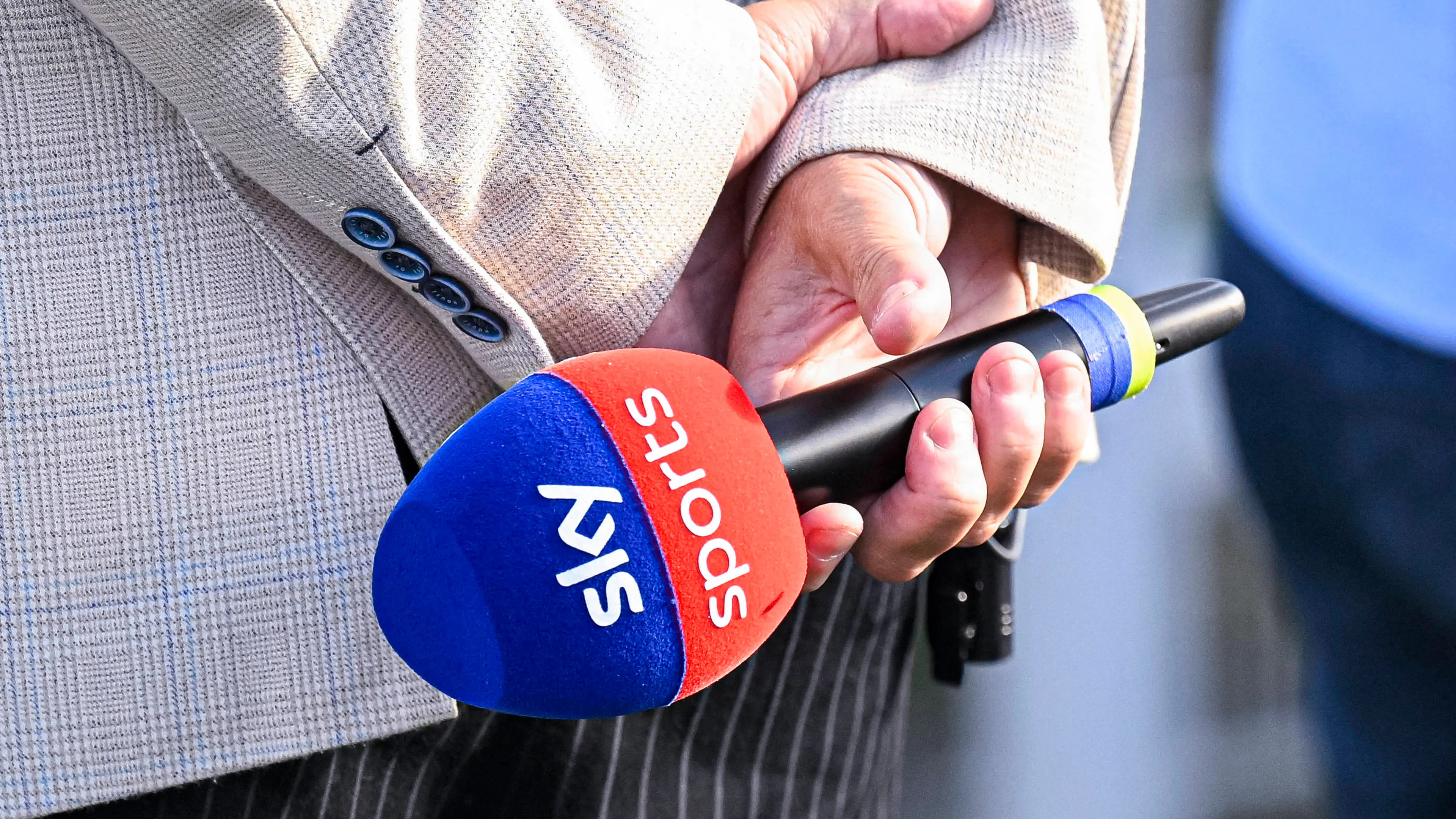 Gli stagisti esultano per il gol dell'Inter e Sky li licenzia. Il web si divide