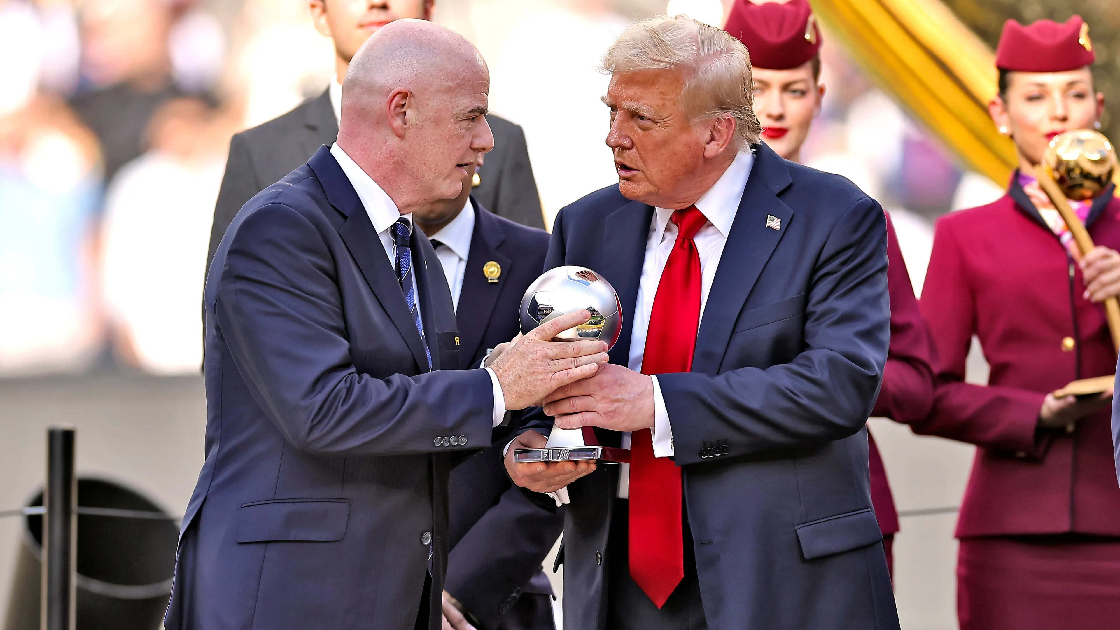 Svizzera, la strategia per rispondere ai dazi di Trump: si pensa a Infantino come mediatore