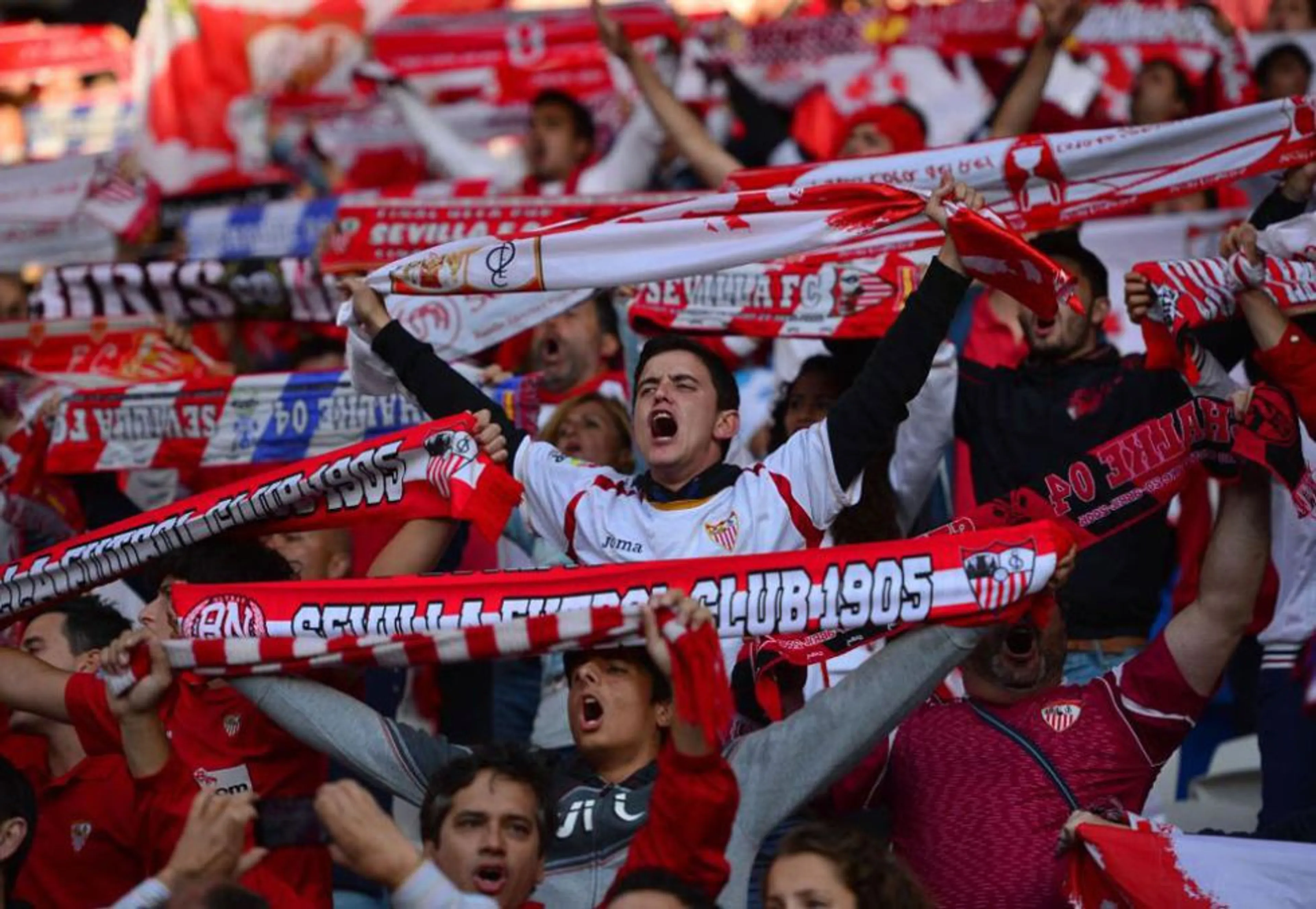 Copertina di Siviglia-Inter, due fortunati tifosi spagnoli sugli spalti a Colonia