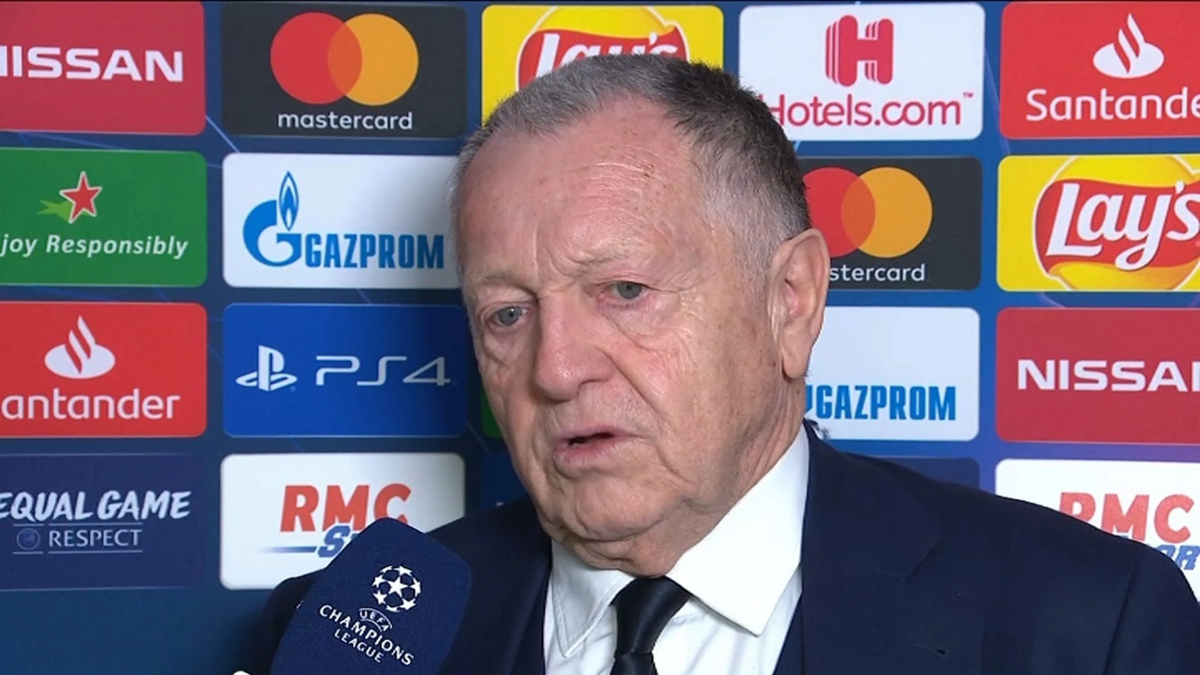 Copertina di Lione, presidente furioso: “Chi fischia i giocatori non entrerà più allo stadio”