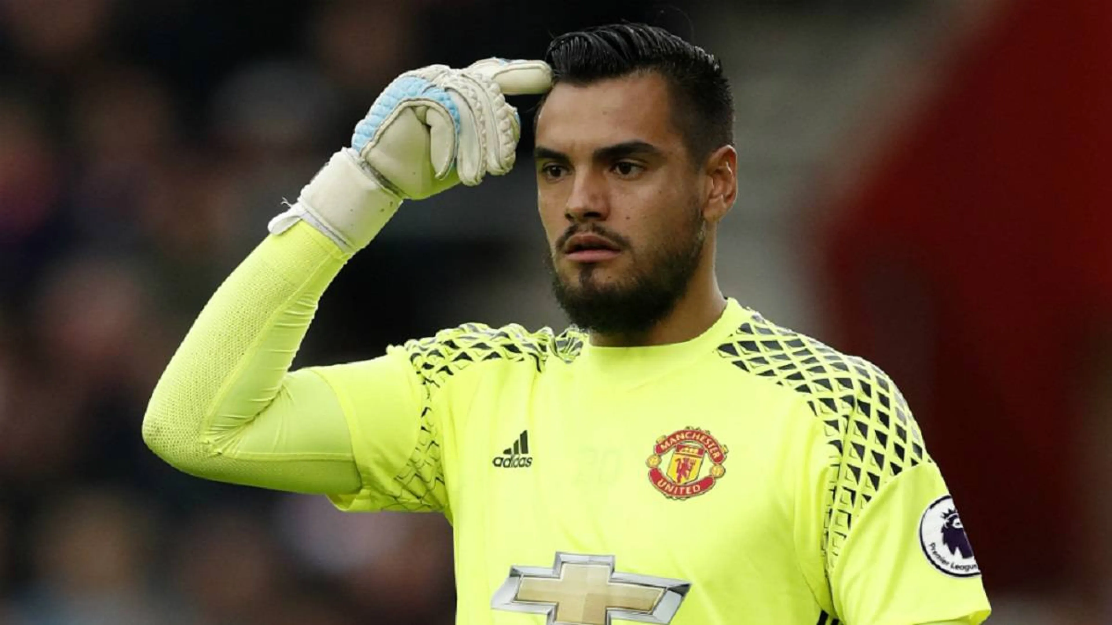 Copertina di La moglie di Sergio Romero attacca lo United: “Rispettatelo per una volta”