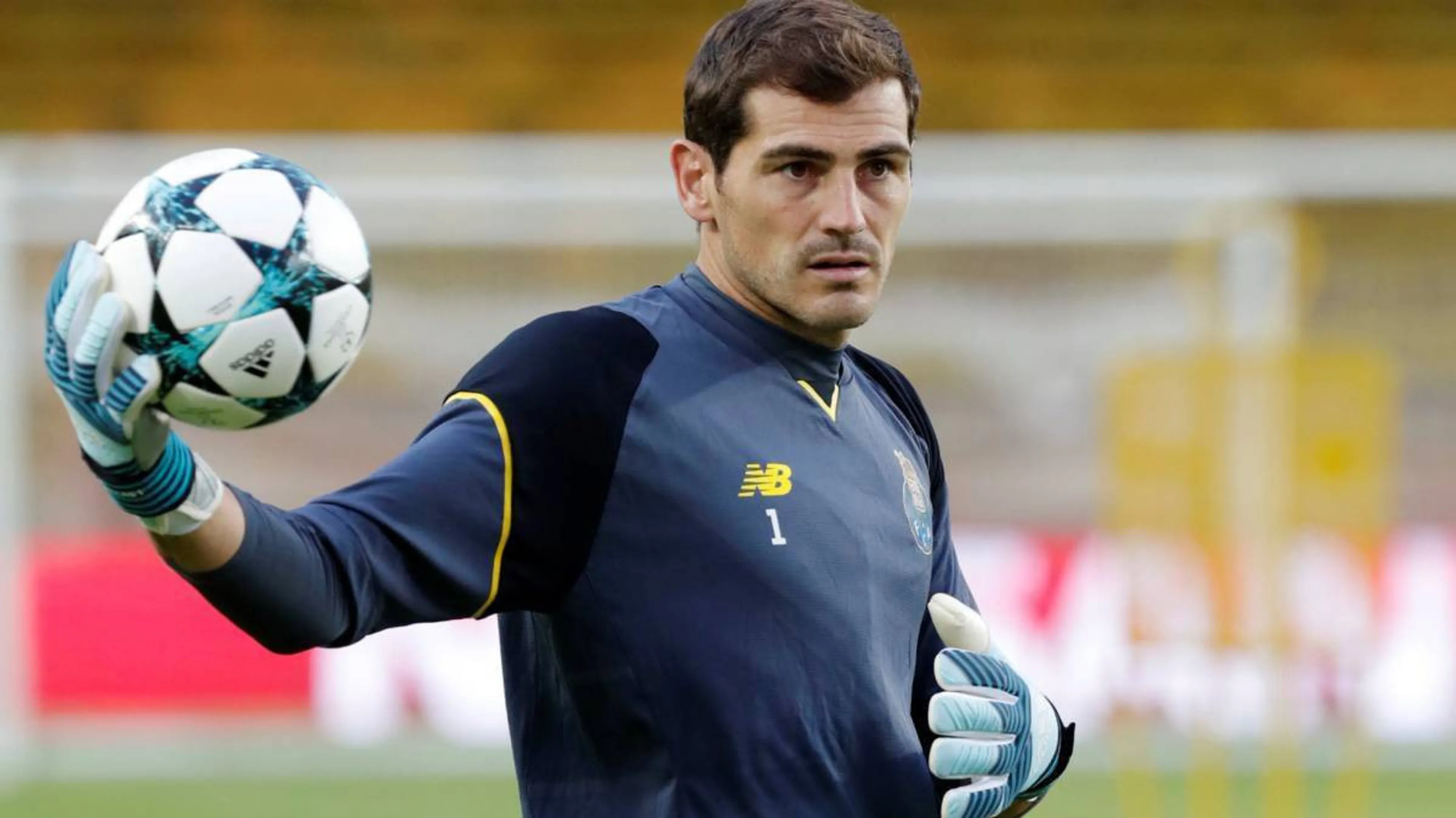 Copertina di Casillas lancia la sua proposta: “Un ex giocatore in sala Var”