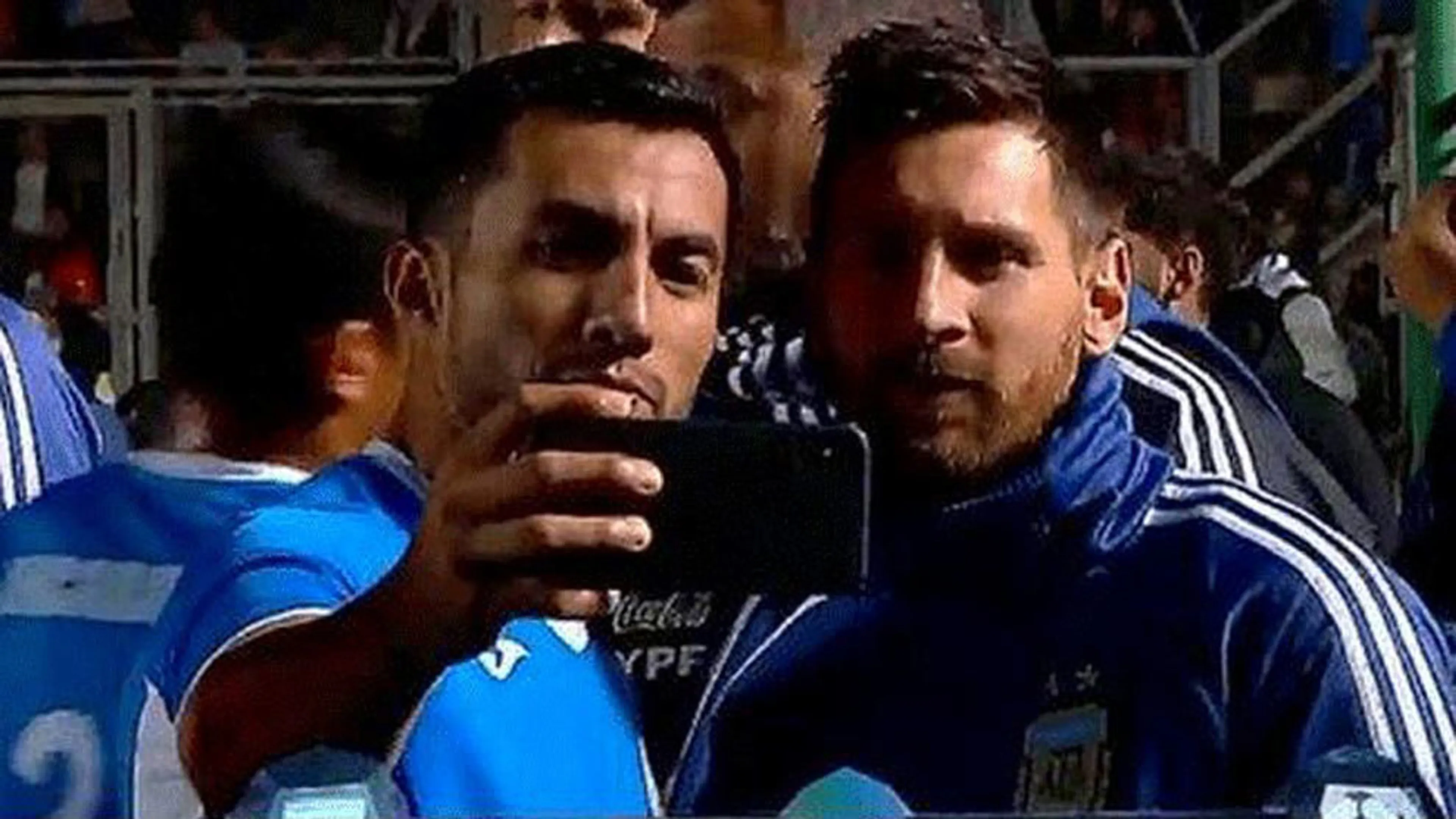 Copertina di Nicaragua, dopo il 5-1 con l’Argentina, tutti in fila per il selfie con Messi