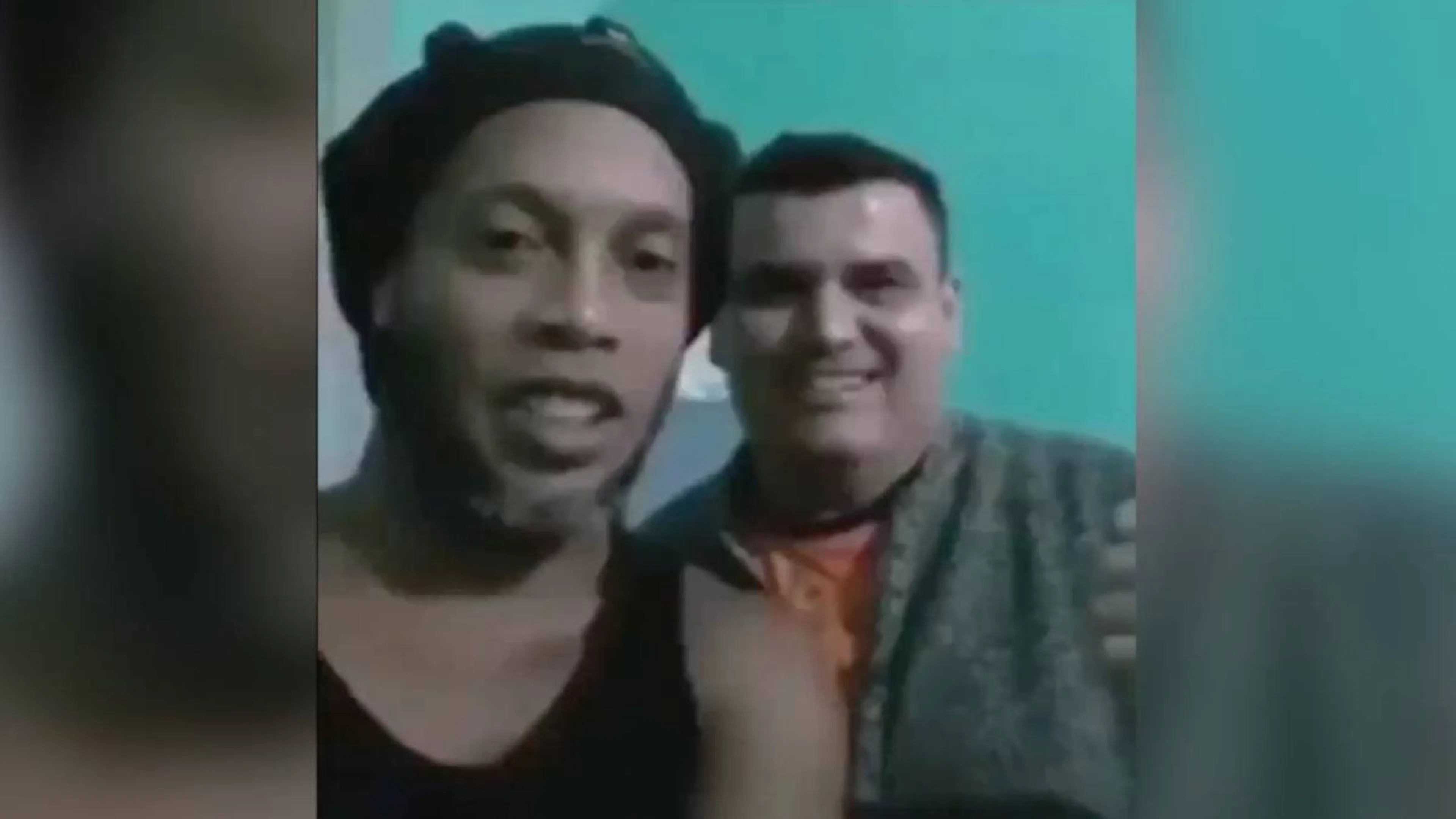 Copertina di Ronaldinho, video per la famiglia di un altro carcerato: “Stiamo bene”