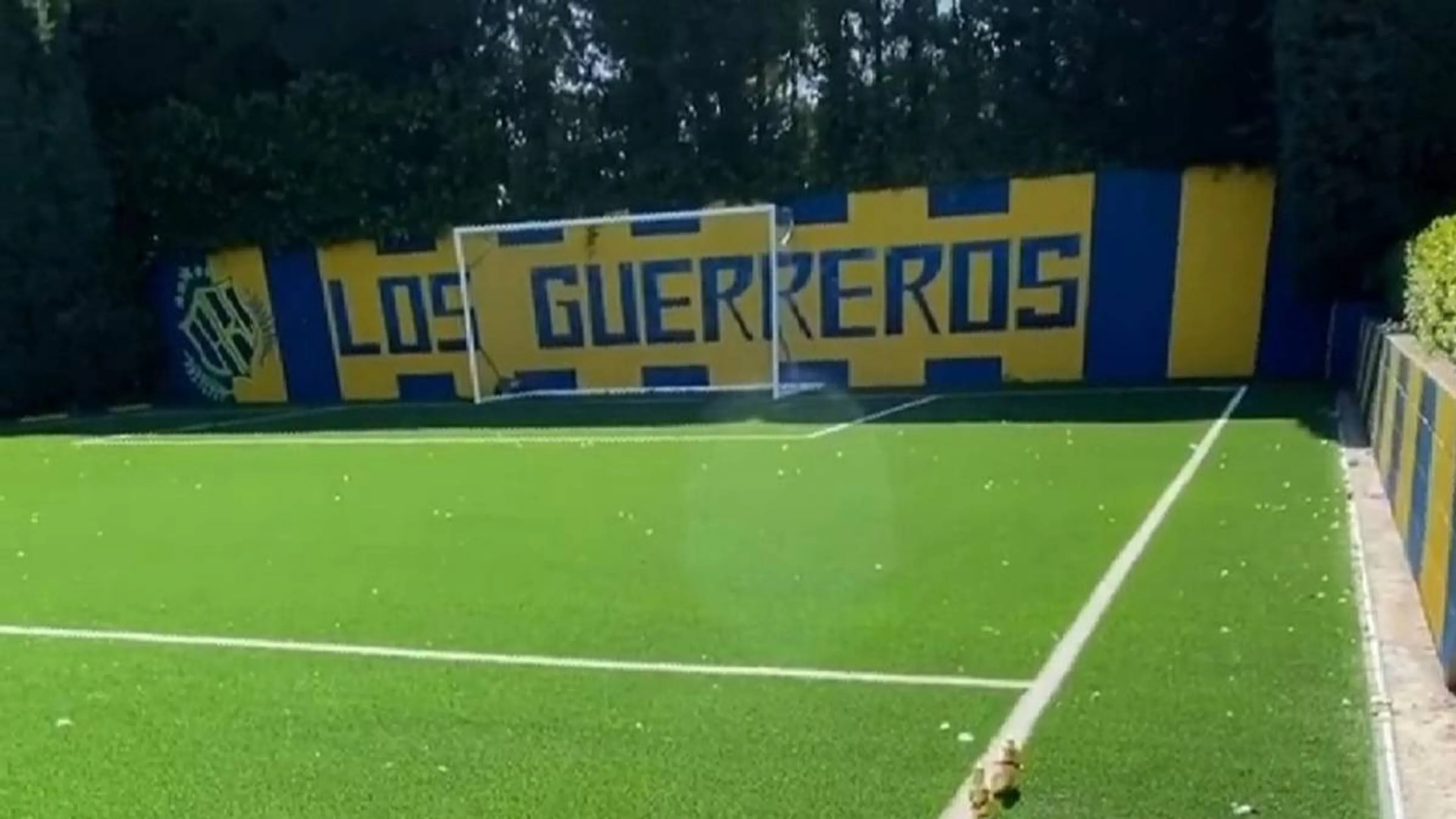 Copertina di Correa ricrea lo stadio del Rosario Central nel giardino di casa