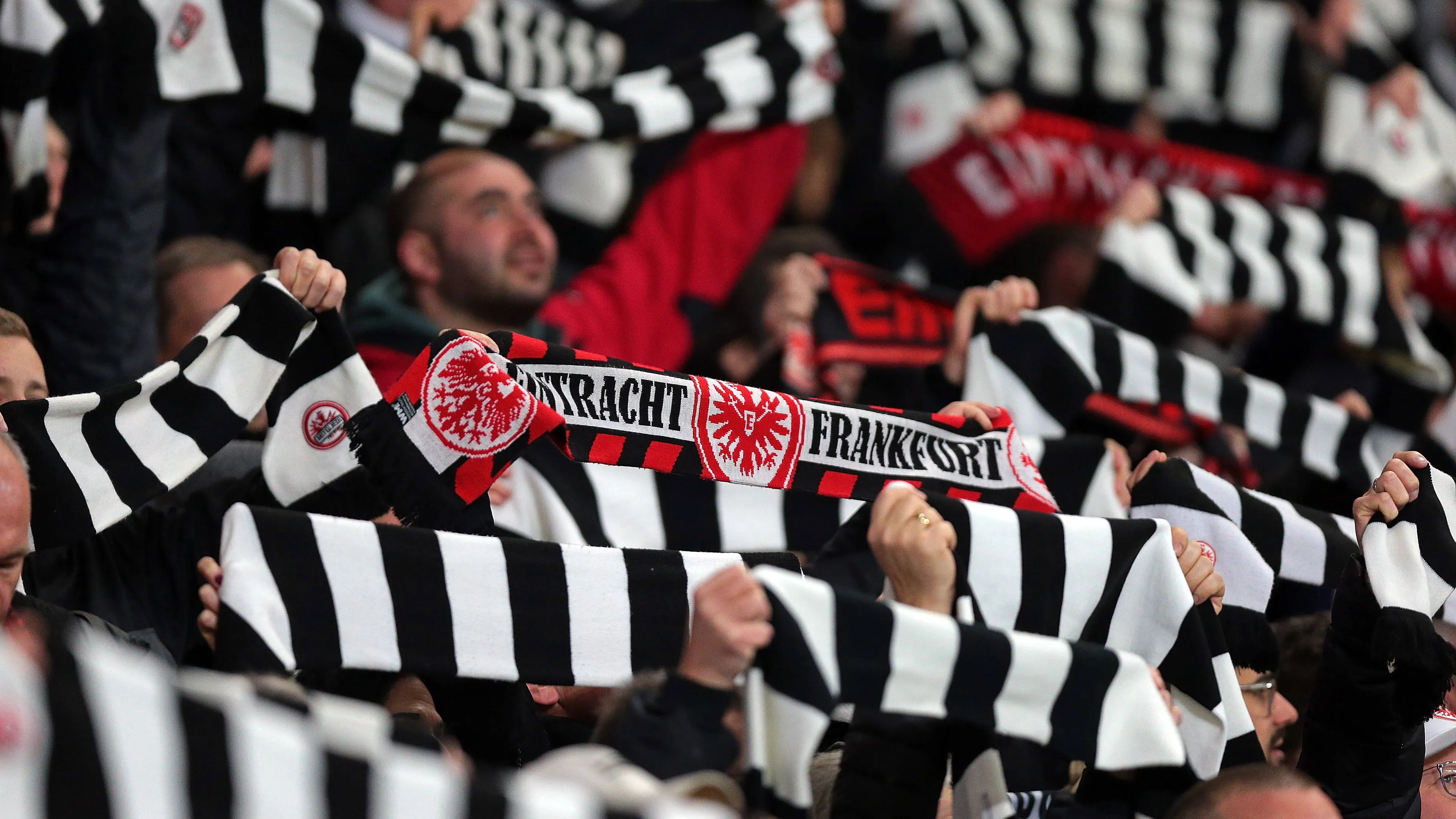 Champions League, l'UEFA ha deciso: ecco dove e come si giocherà Napoli-Eintracht