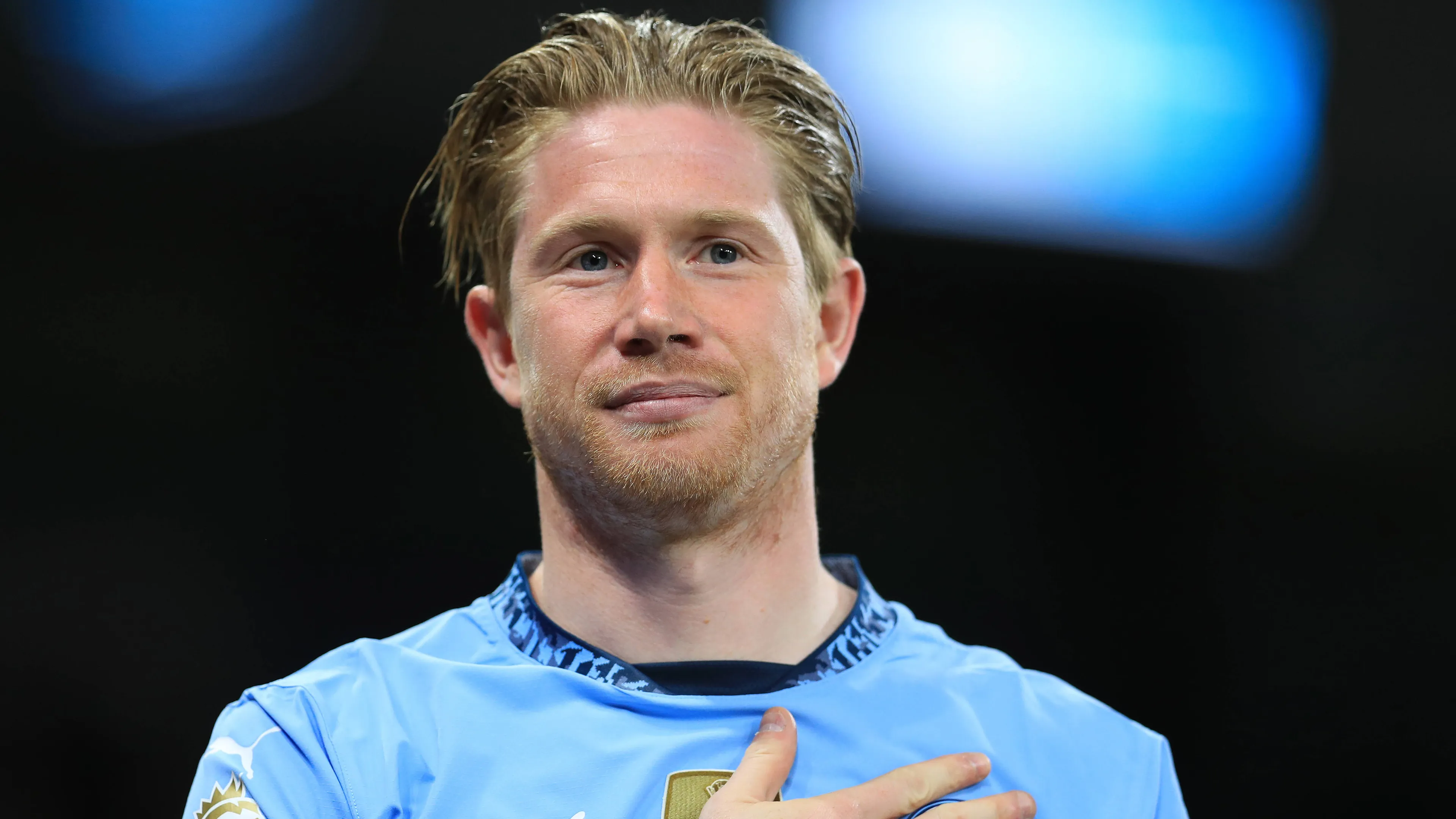 Copertina di 20th May 2025 Etihad Stadium Manchester England Premier League Football Manchester City versus Bournemouth Kevin de Bruyne of Manchester City pats the badge on his shirt during the lap of honour following his final appearance at the Etihad stadium ActionPlus12791120 DavidxBlunsden