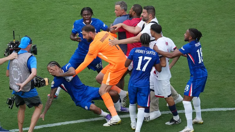 /images/2/5/0/250714-new-jersey-july-14-2025-goalkeeper-gianluigi-donnarumma-c-of-paris-saint-germain-argues-with-joao-pedro-bottom-of-chelsea-fc-after-the-final-match-between-chelsea-fc-england-and-paris-saint-germain-france-at-the-fifa-club-world-cup-2025-at-the-metlife-stadium-new-jersey-the-united-states-july-13-2025-spus-new-jersey-football-fifa-club-world-cup-final-chelsea-fc-vs-paris-saint-germain-huangxzongzhi-jpg_1752481139820.jpg