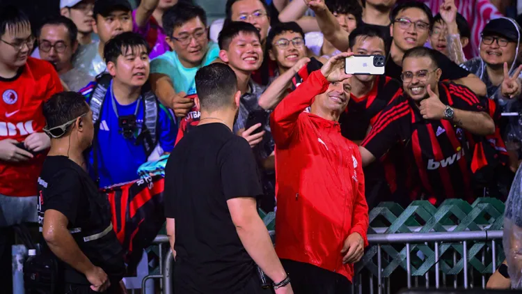 /images/2/5/0/250725-hong-kong-july-25-2025-massimiliano-allegri-c-head-coach-of-ac-milan-takes-photos-with-spectators-after-the-open-training-session-in-hong-kong-south-china-on-july-25-2025-ahead-of-the-hong-kong-football-festival-match-between-ac-milan-and-liverpool-spchina-hong-kong-football-festival-2025-ac-milan-training-cn-zhuxwei-jpg_1753777681900.jpg