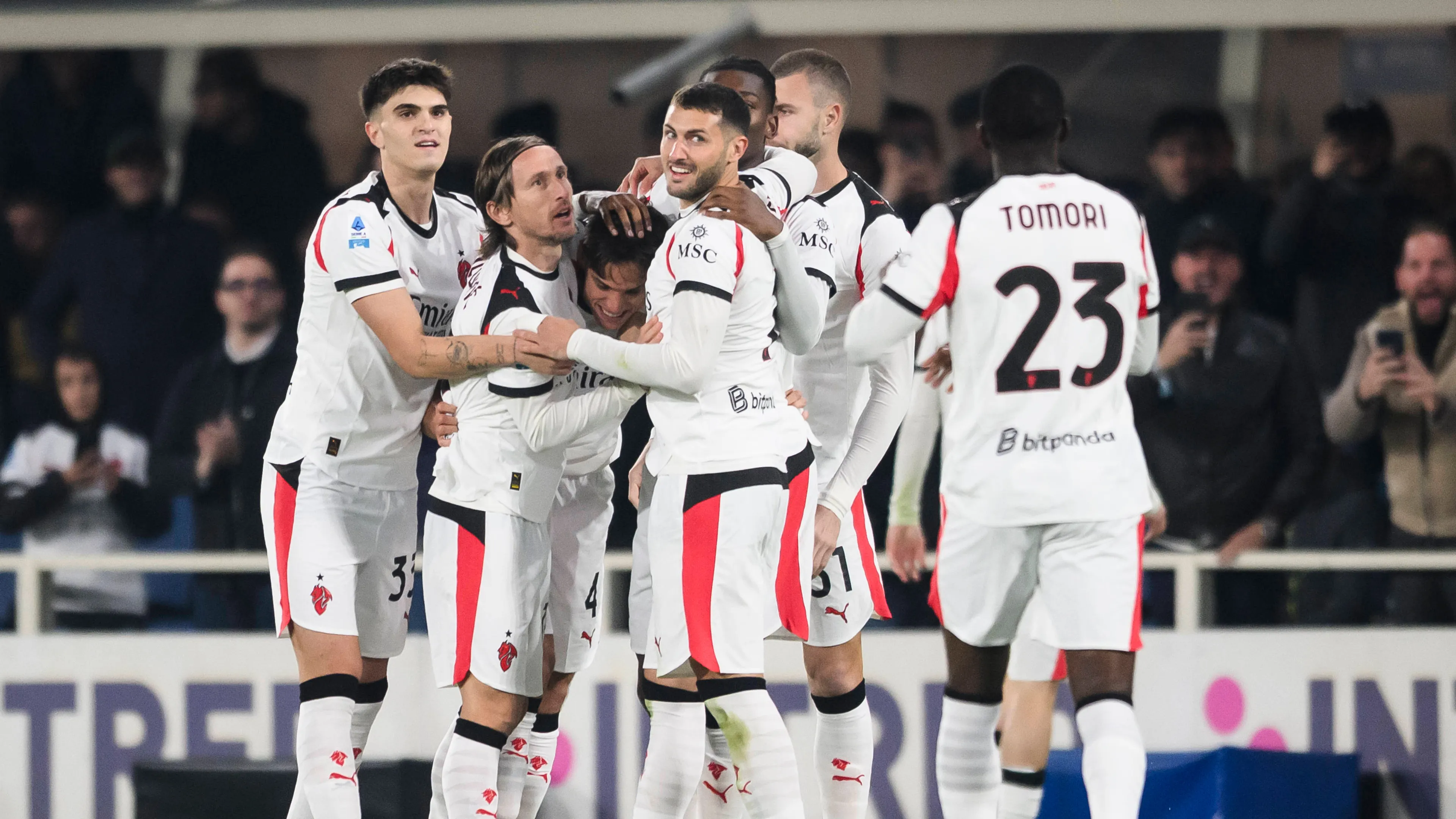 Pellegatti fa sognare i tifosi del Milan: "Si prospetta una fusione da 7 miliardi di dollari!"