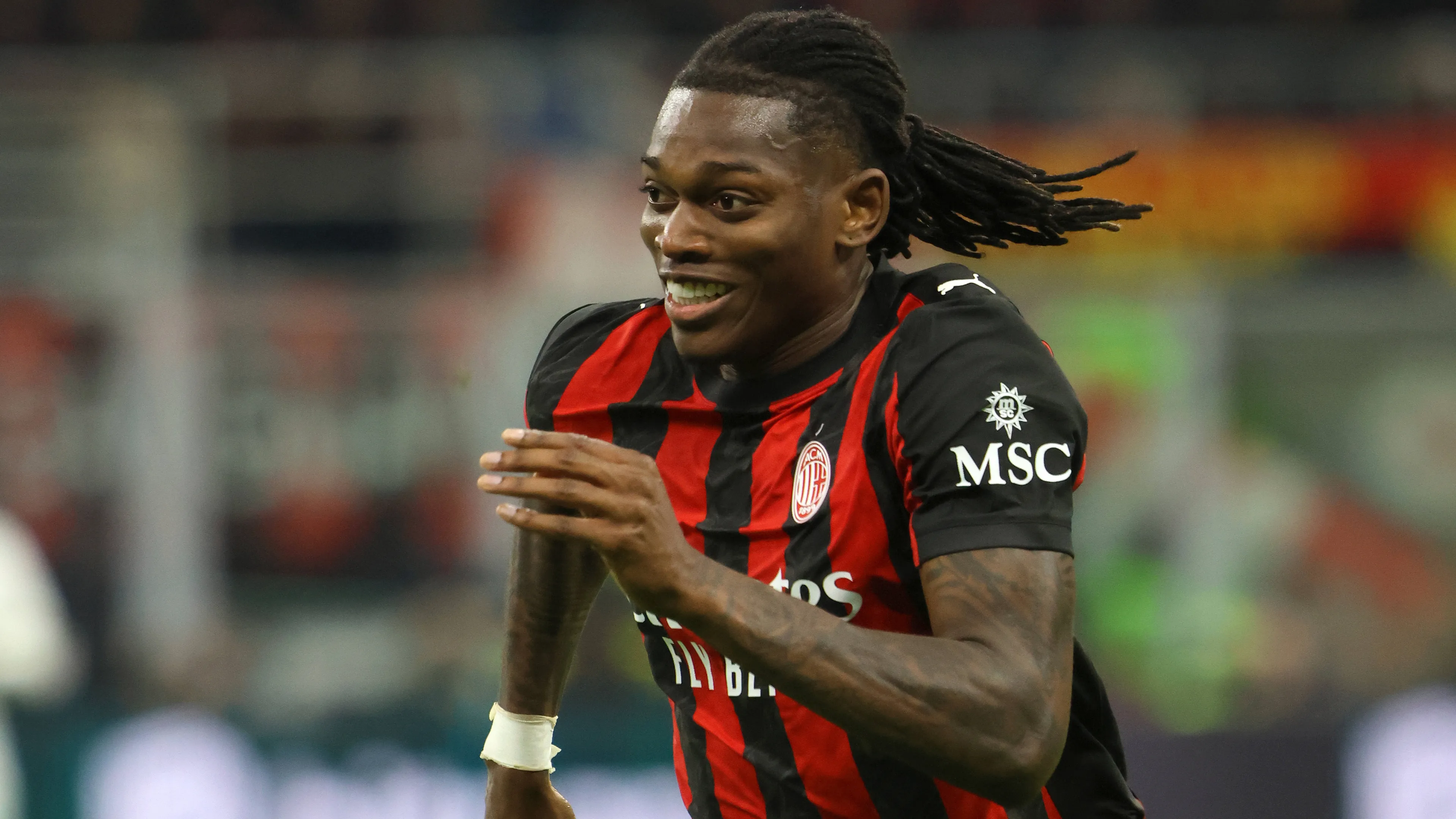 Leao esagera: trasforma la schiena in opera d'arte con i nuovi tatuaggi. Ecco quali