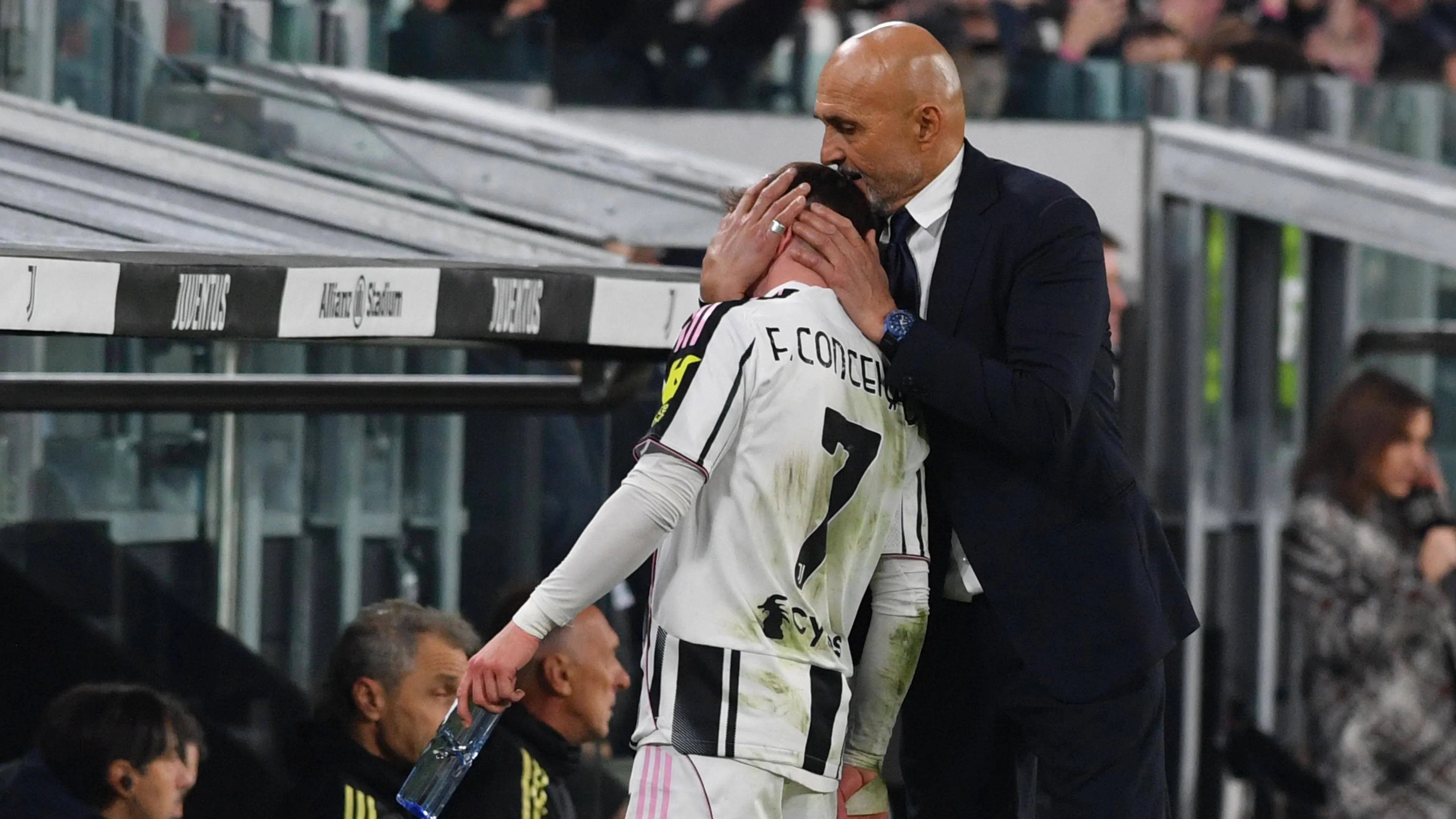 Juventus-Torino, Conceicao nervoso dopo il cambio. Gesti plateali in panchina, interviene Vlahovic