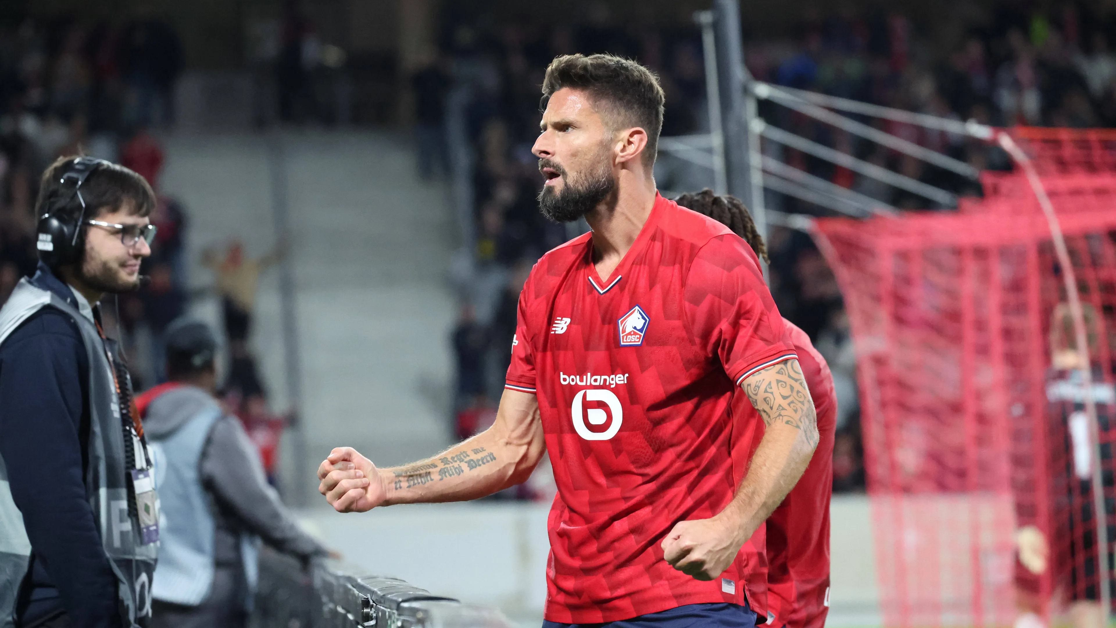 Uno stacco aereo di 2 metri e mezzo, il super gol di Giroud
