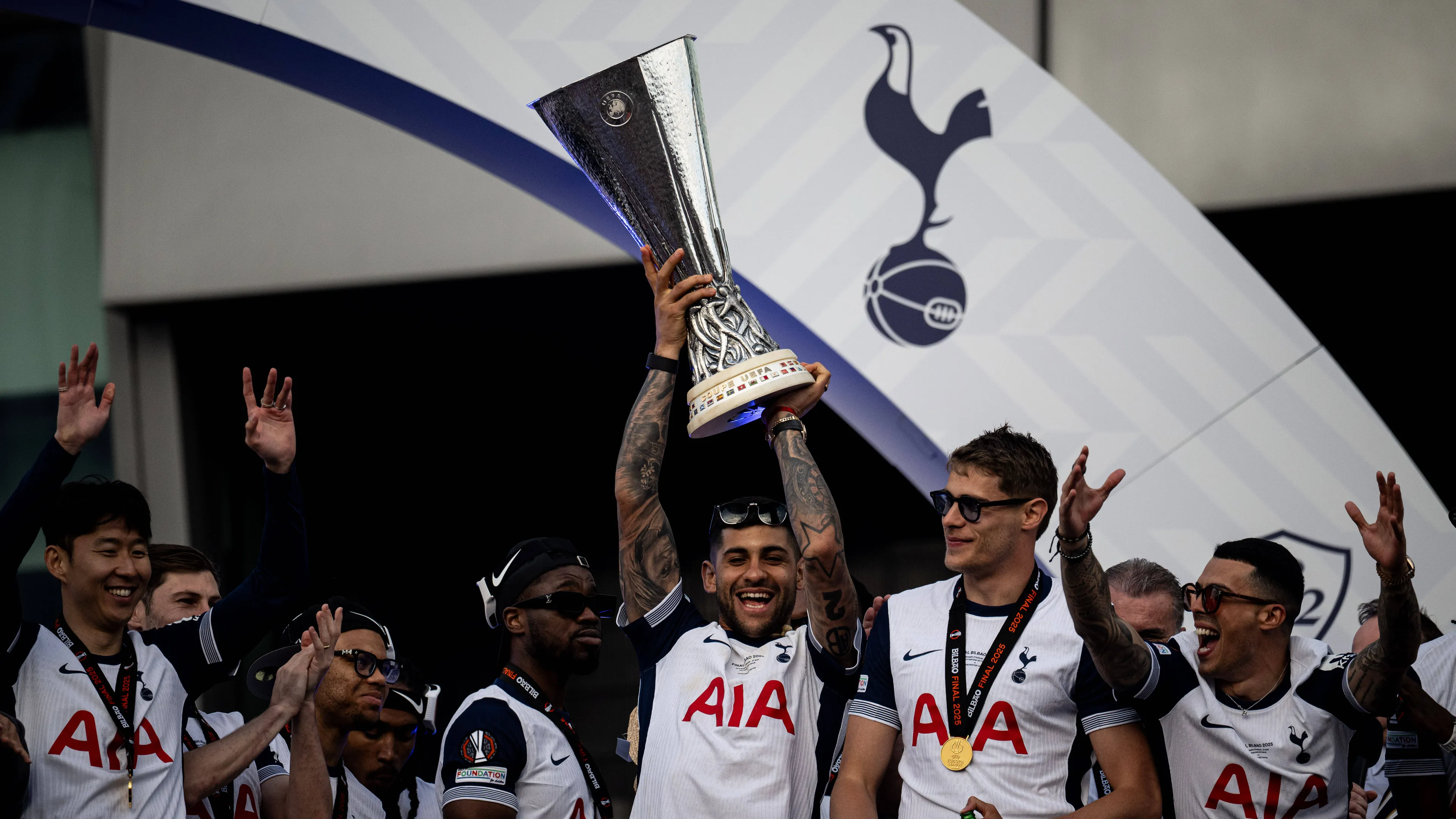 Vince l'Europa League con il Tottenham e si ritira a 26 anni per diventare fotografo