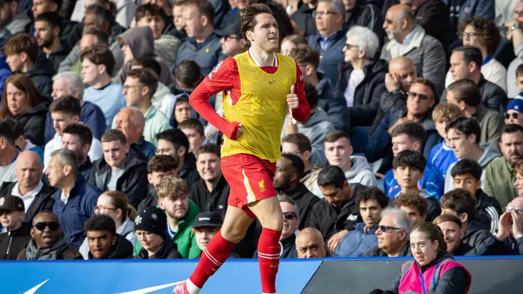 /images/4/t/h/4th-may-2025-stamford-bridge-chelsea-london-england-premier-league-football-chelsea-versus-liverpool-federico-chiesa-of-liverpool-warming-up-on-the-touchline-substitute-actionplus12783164-ianxstephenjpg_1749910610457.jpg