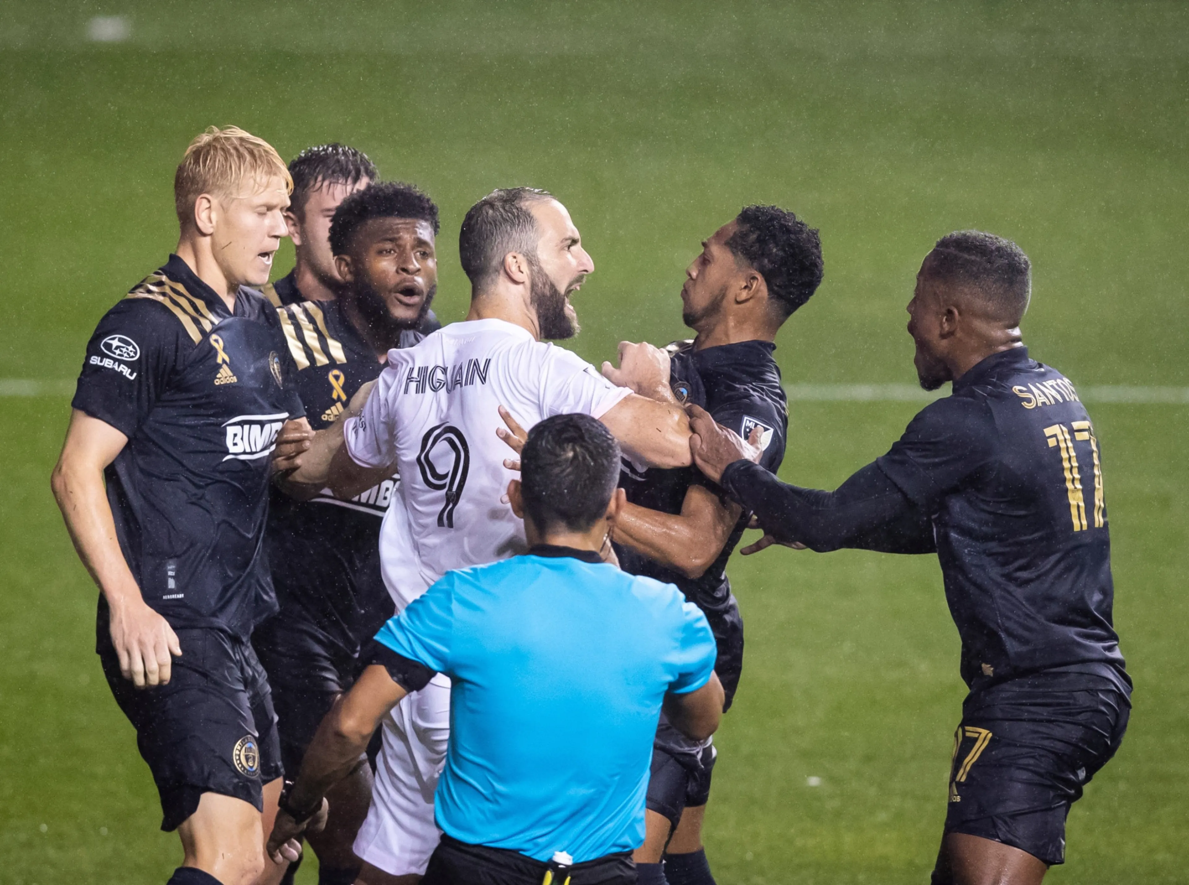 Copertina di Higuain, che incubo l’esordio in MLS: rigore alle stelle, rissa sfiorata e ko