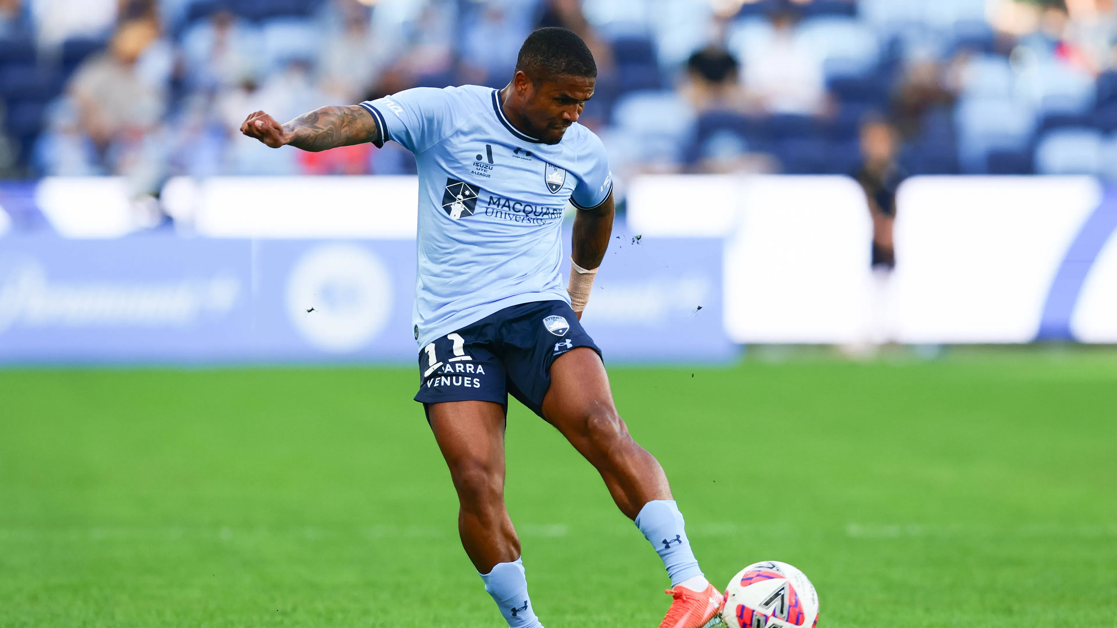 Mandato di cattuta per l'ex Juve Douglas Costa. Il motivo