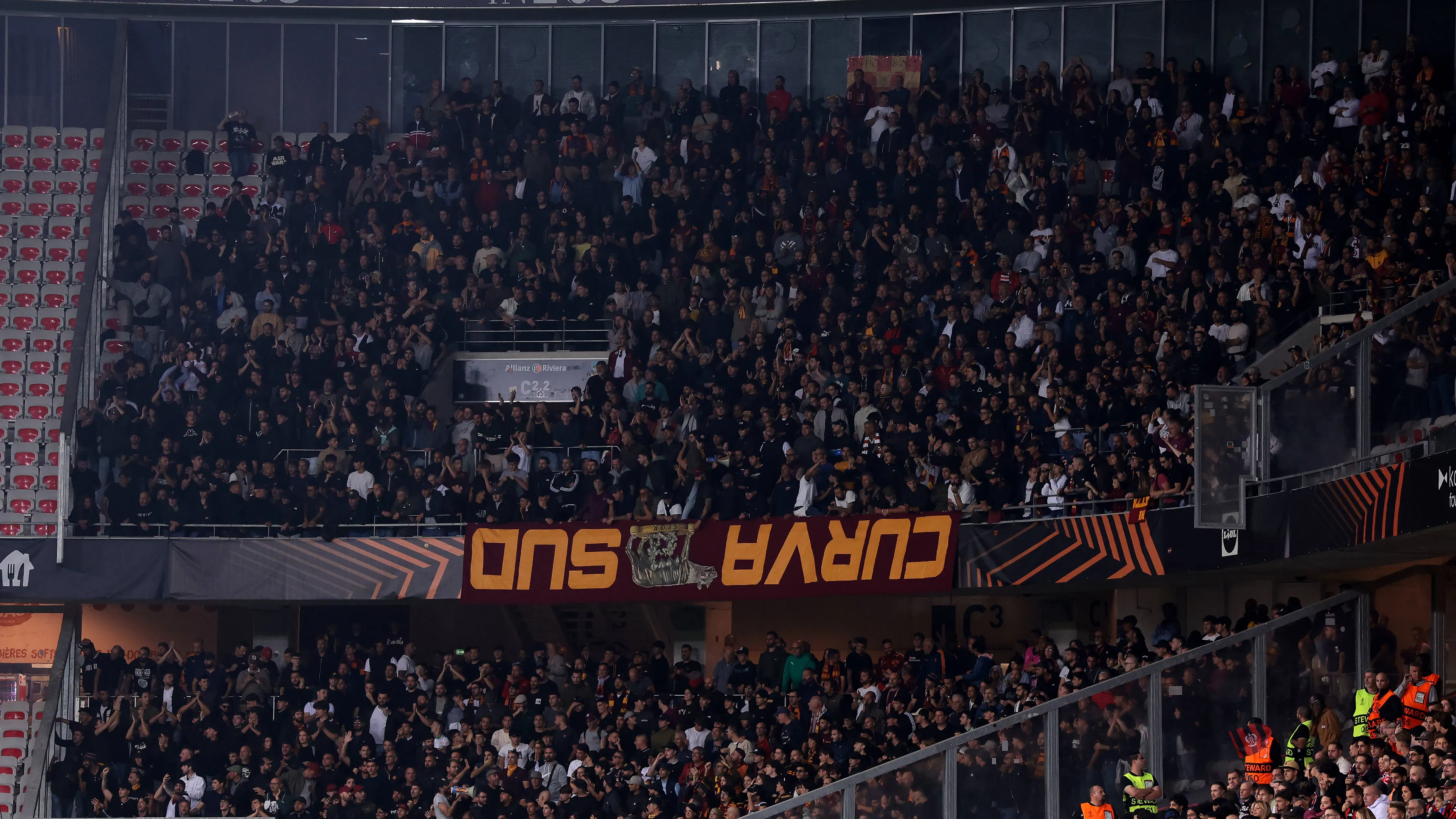 Nizza-Roma, il gesto dei tifosi romanisti all'interno dello stadio