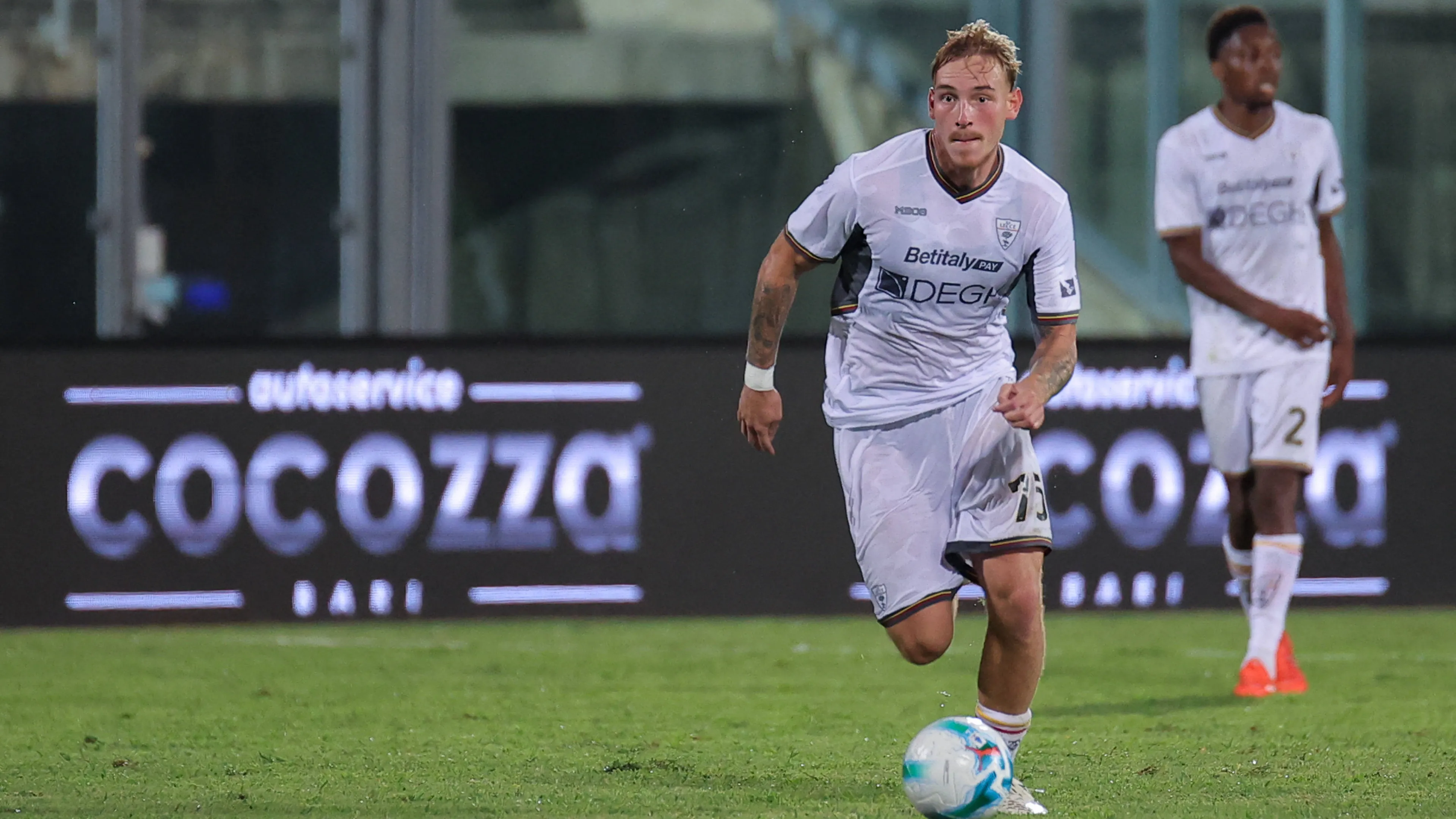 L'osceno campo di Monopoli-Salernitana fa il giro del web. Ma arriva la spiegazione