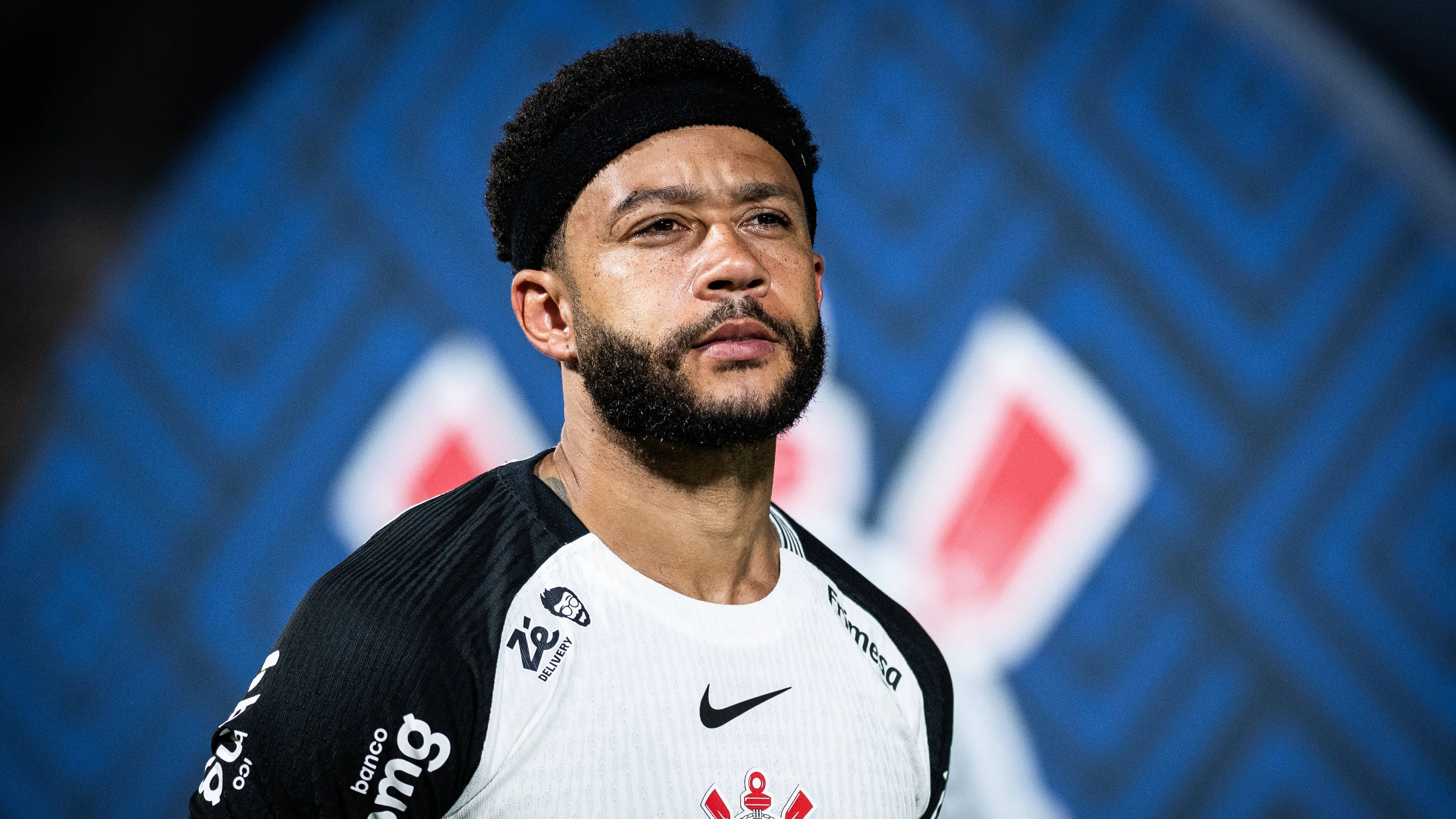 Il club è in crisi ma Depay se ne frega e si fa pagare pure la suite