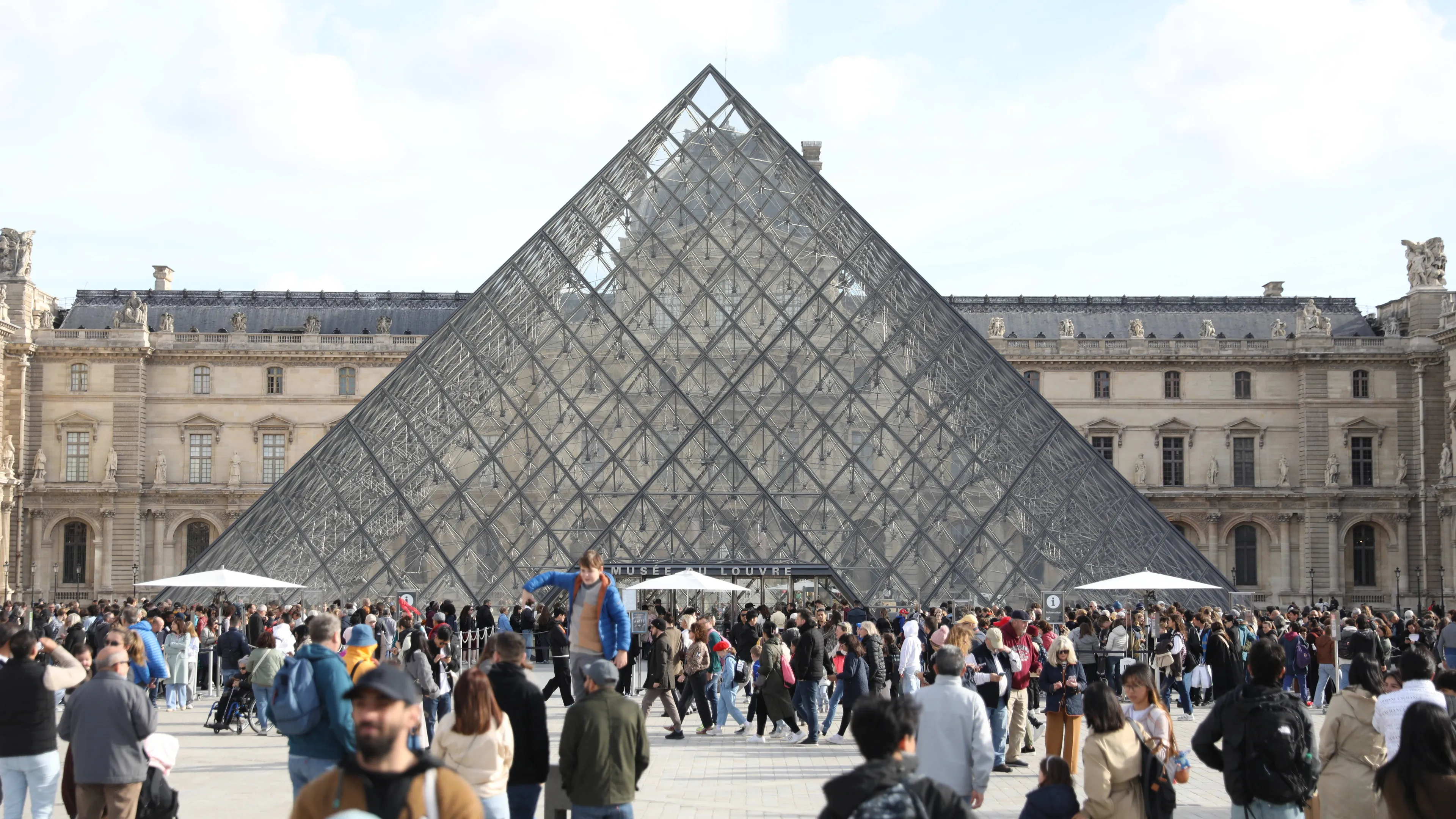 Incredibile in Ligue 1, durante la partita vengono arrestati i ladri del furto del Louvre!
