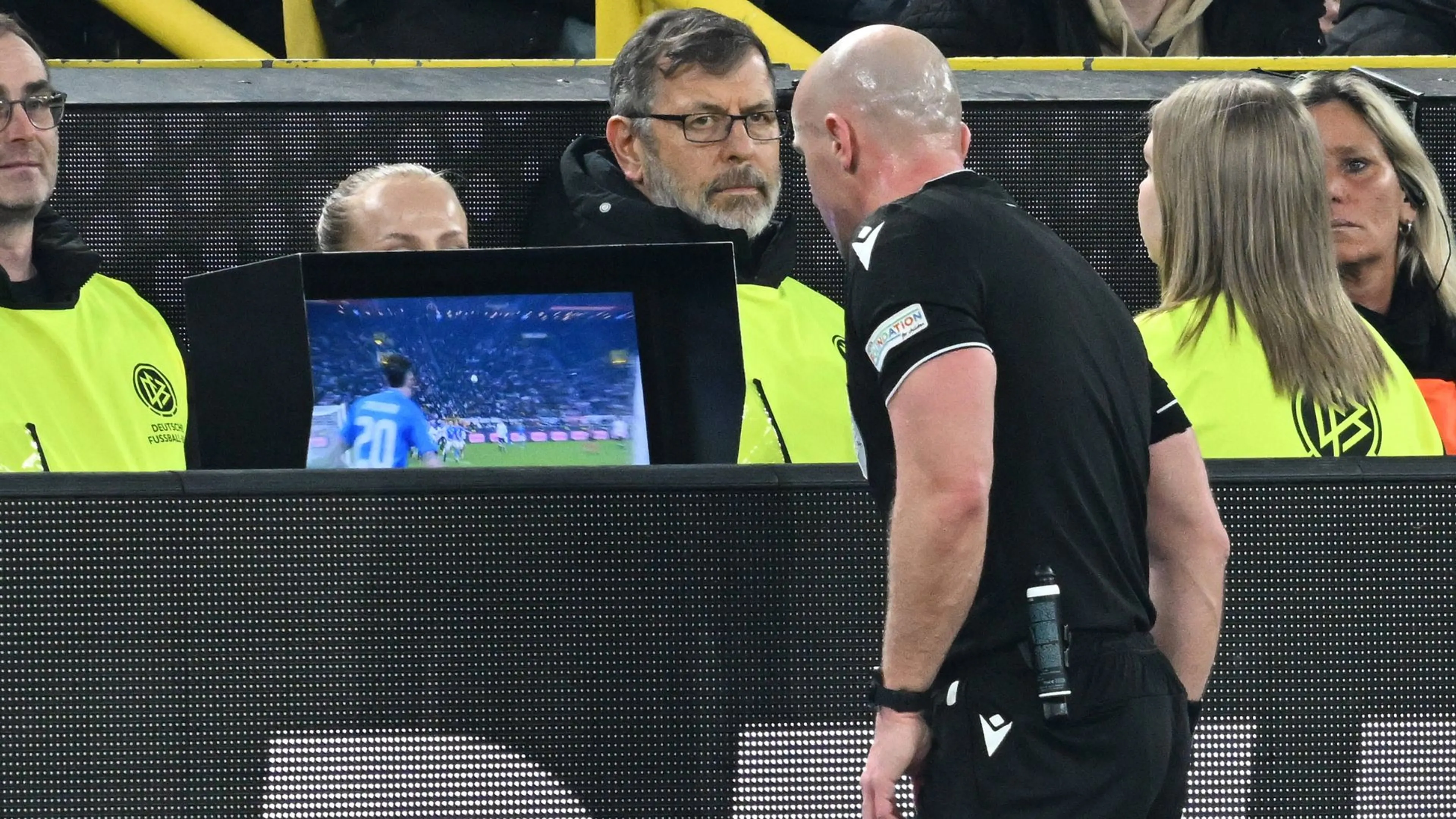 Copertina di La Serie A punta allo spettacolo: gli arbitri spiegheranno al pubblico le decisioni del VAR e le immagini saranno mostrate sui maxischermi degli stadi