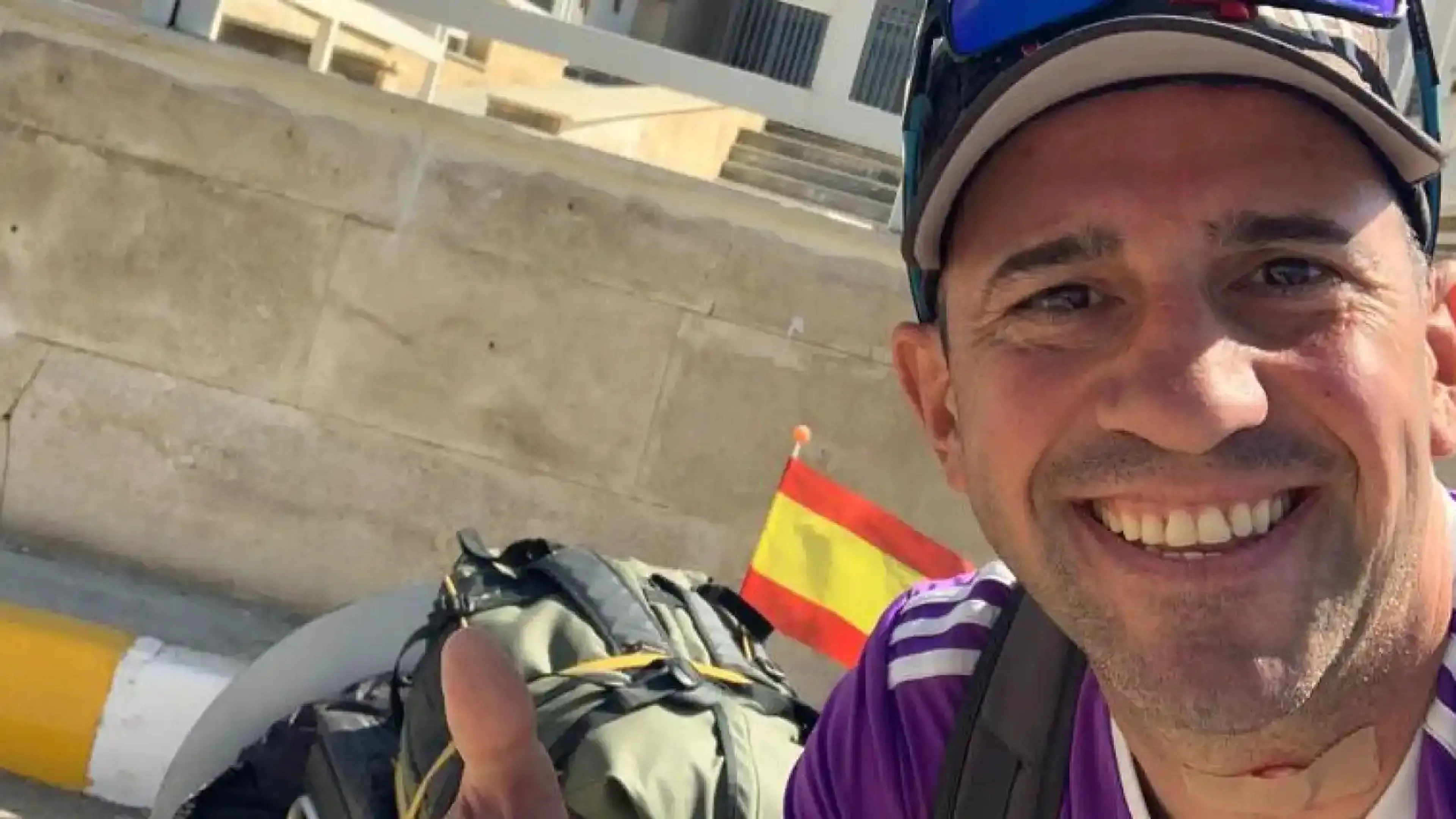 Copertina di Stava andando a piedi in Qatar per il Mondiale, ma da due settimane è sparito: apprensione per Santiago