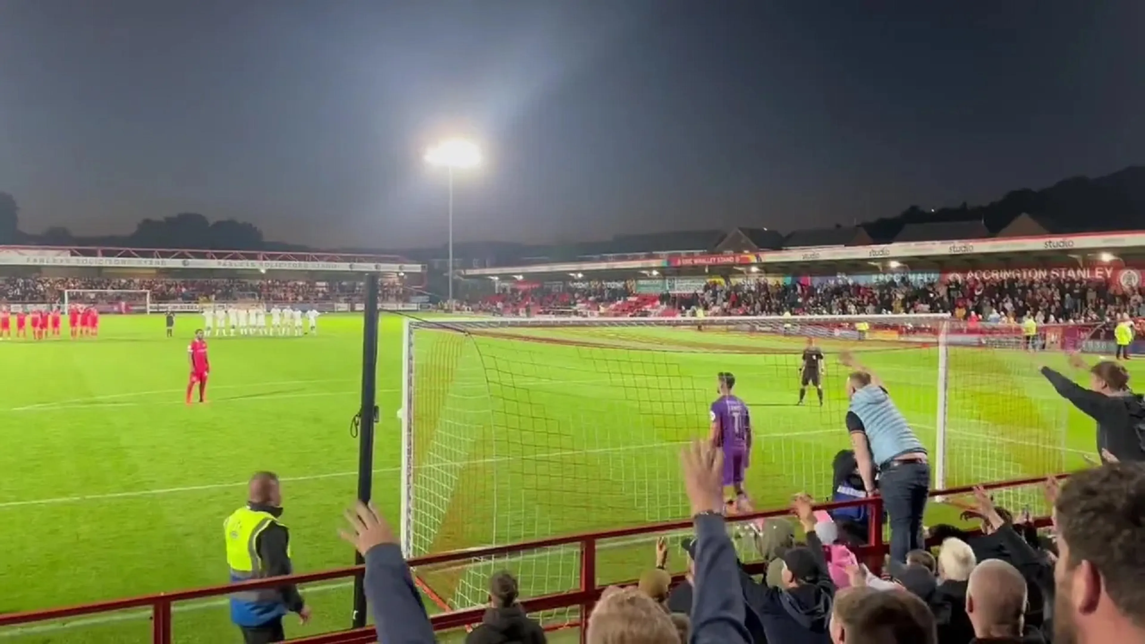 Copertina di Carabao Cup, va in scena il rigore più comico della storia del calcio (VIDEO)