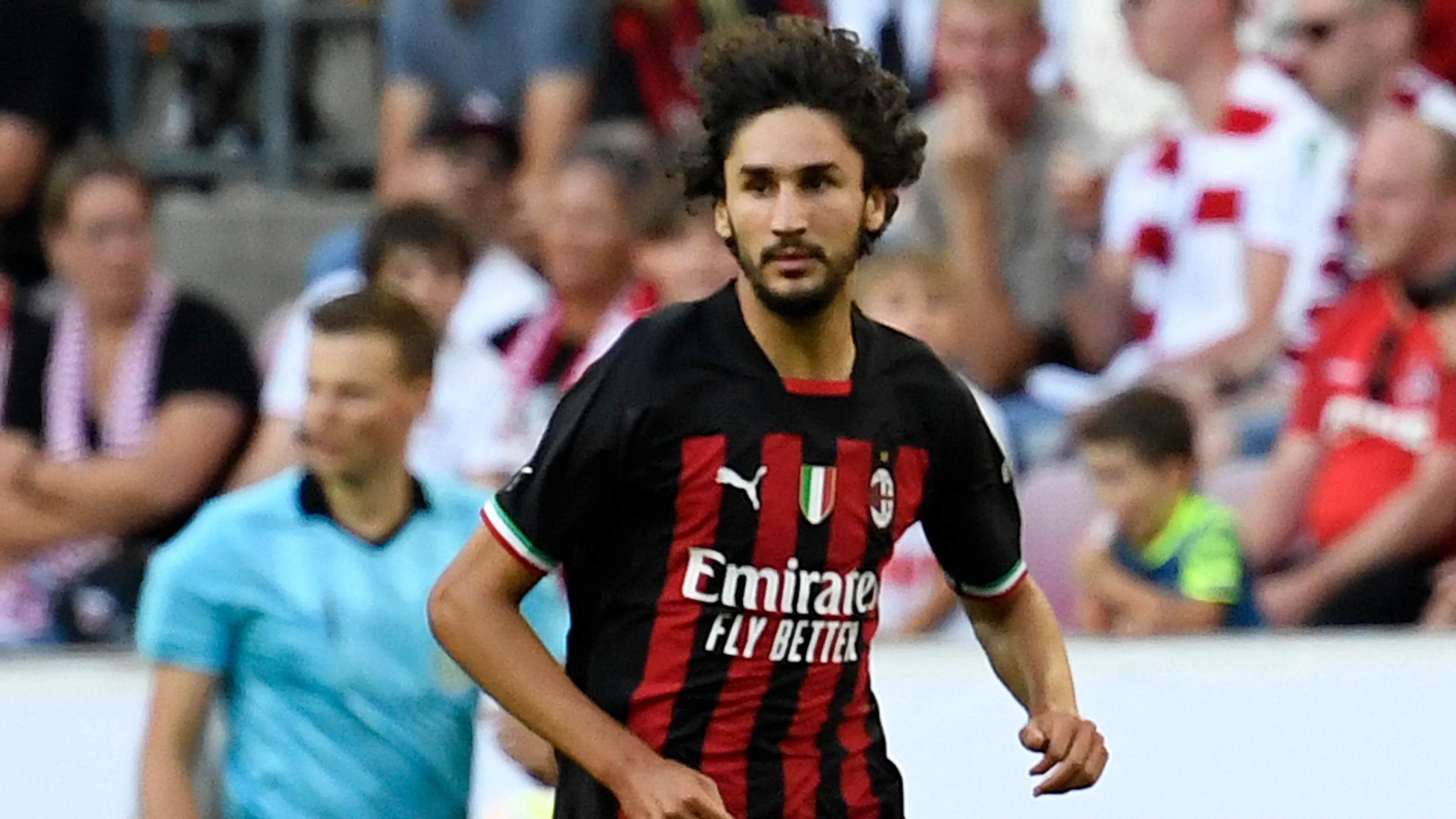 Copertina di Sui social spunta un video di Adli con un particolare che nessuno aveva notato dopo Spezia Milan e i tifosi lo applaudono: "Cuore d'oro"