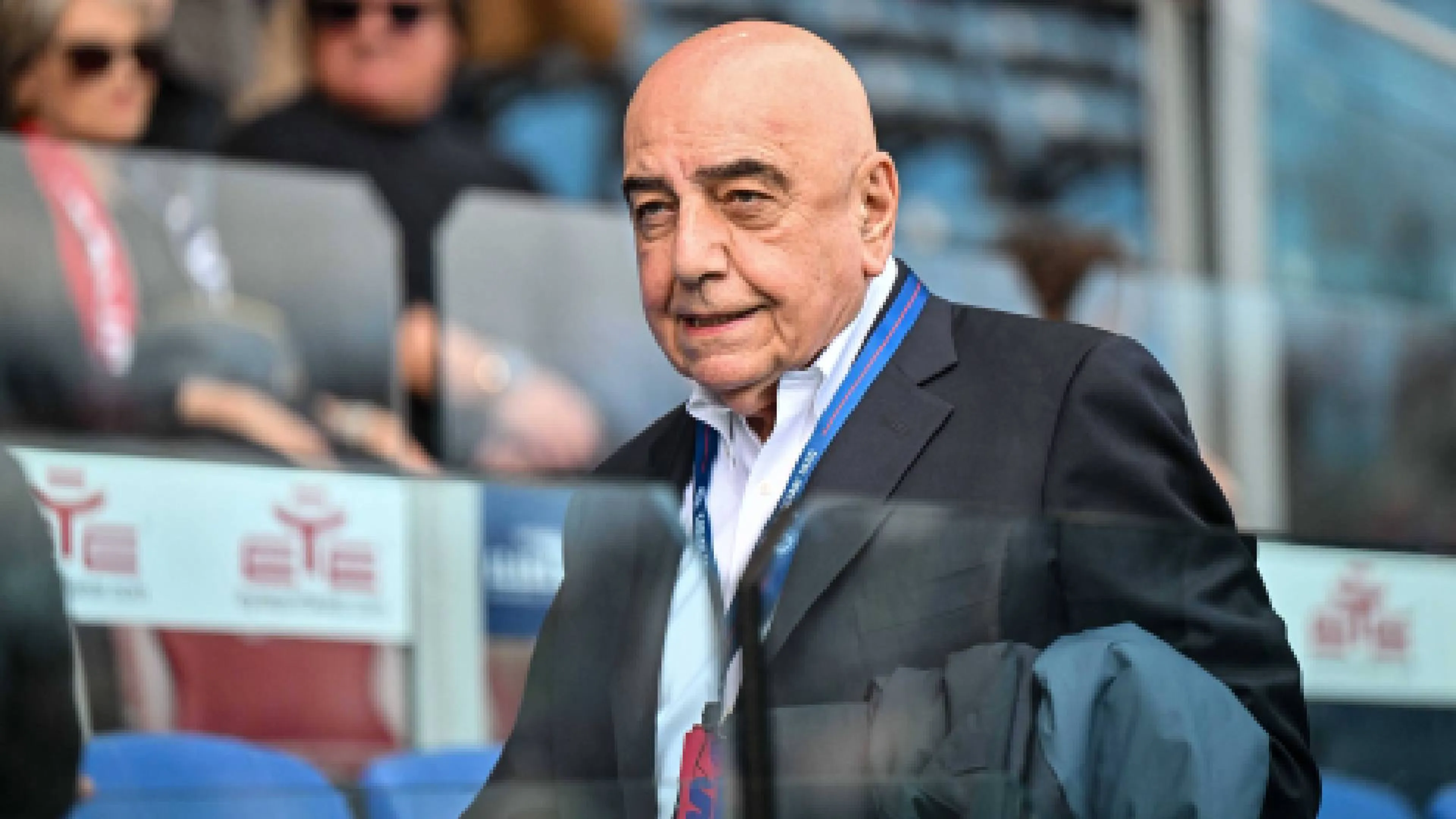Gesto forte di Galliani nel corso di Monza-Como, la curva risponde a tono (VIDEO)