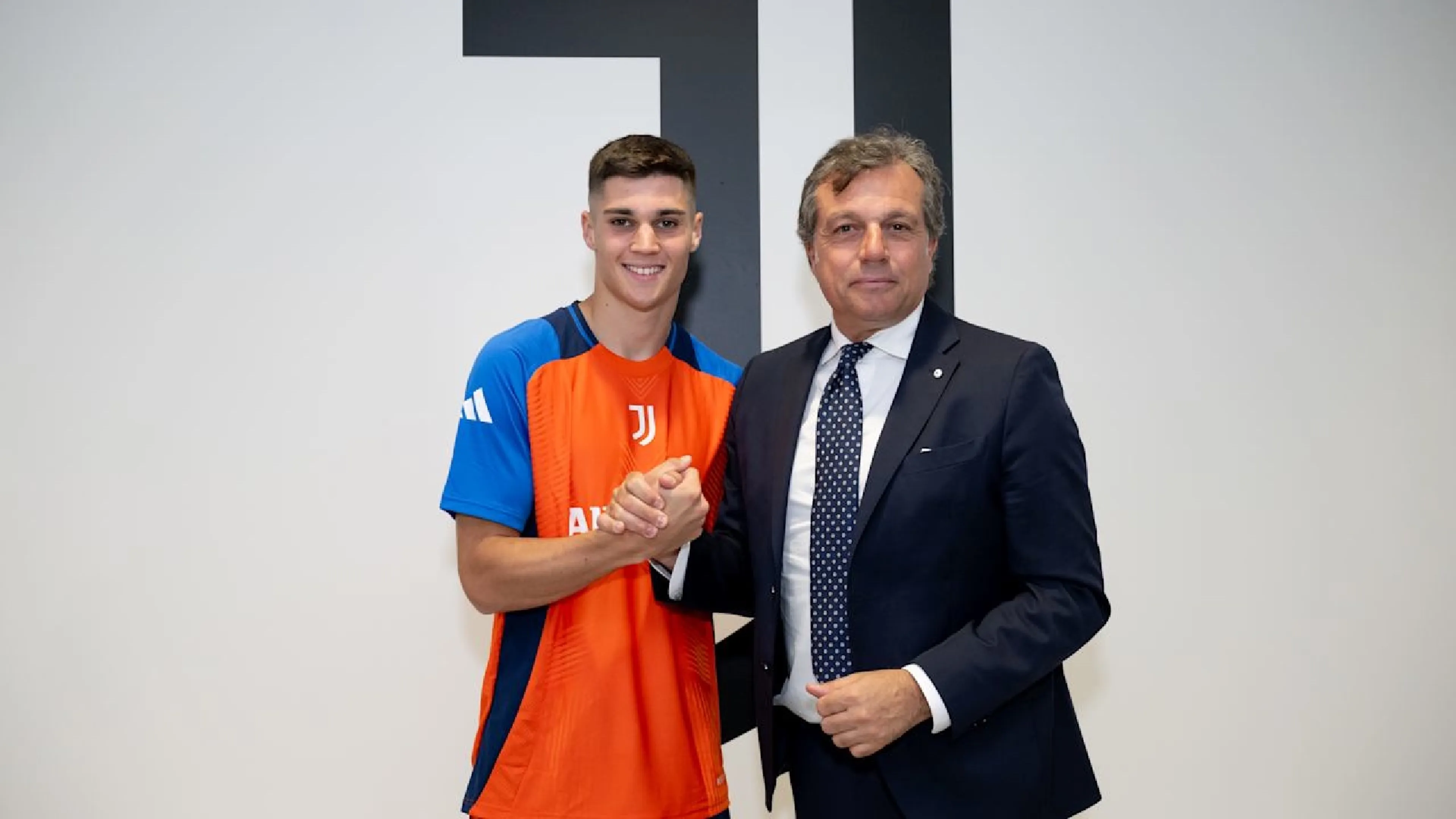 Copertina di SARANNO FAMOSI - Vasilije Adzic, il gioiellino della Juve paragonato a De Bruyne: sarà il prossimo giovane lanciato da Thiago Motta?
