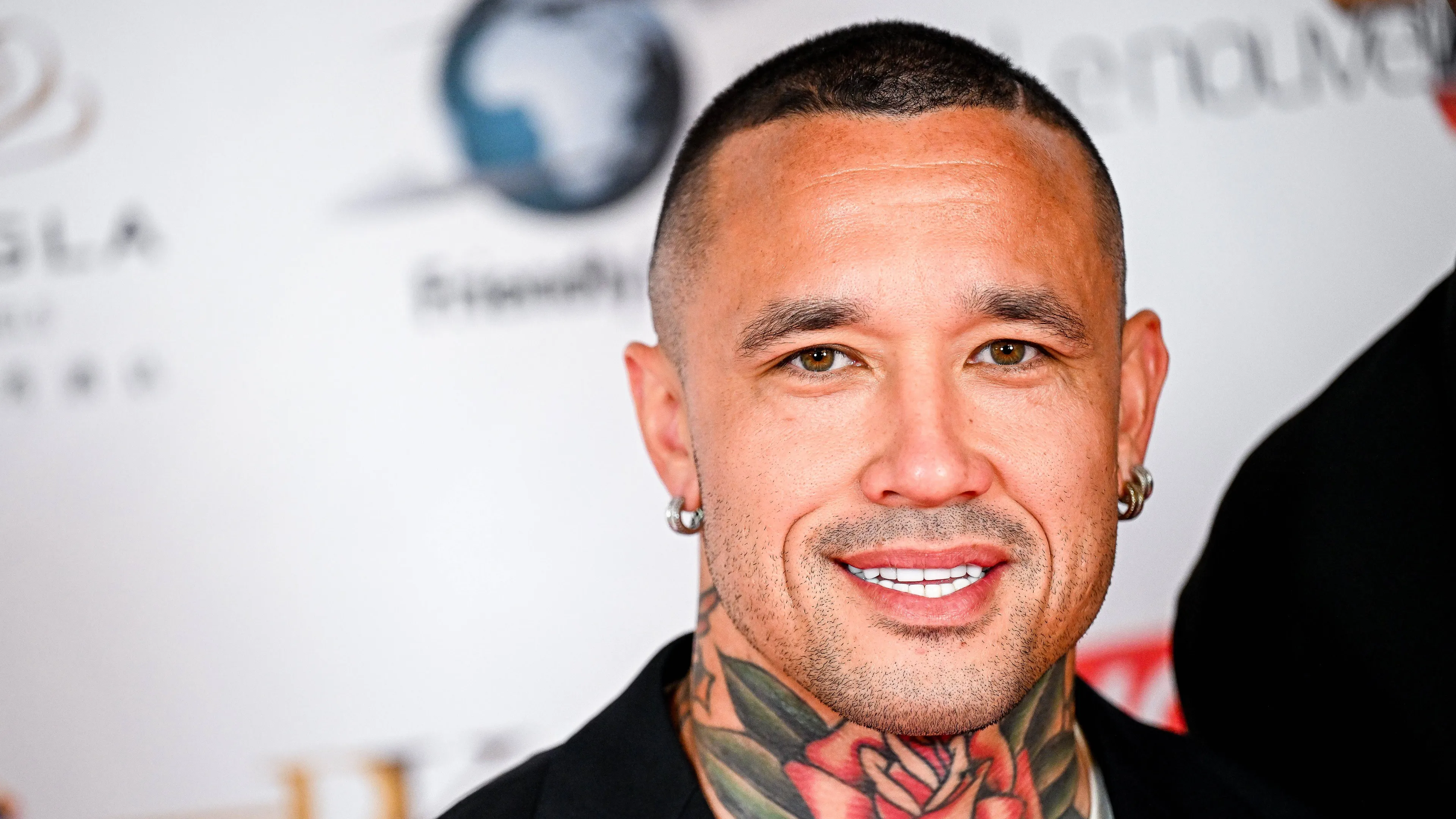 Radja Nainggolan star del videoclip estivo de Il Pagante (VIDEO)