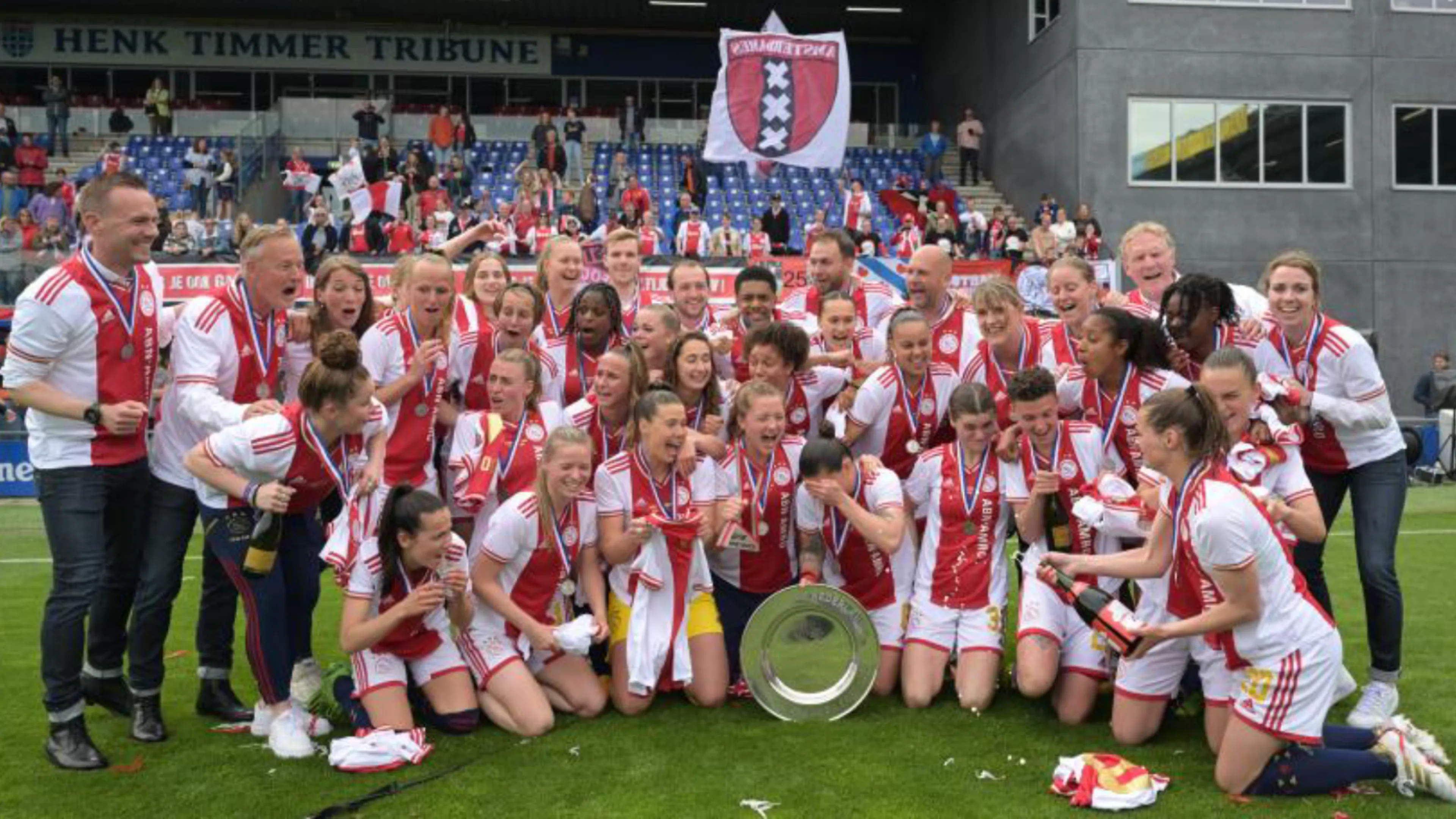Polemica Ajax: decide di non festeggiare il campionato femminile per i risultati della squadra maschile