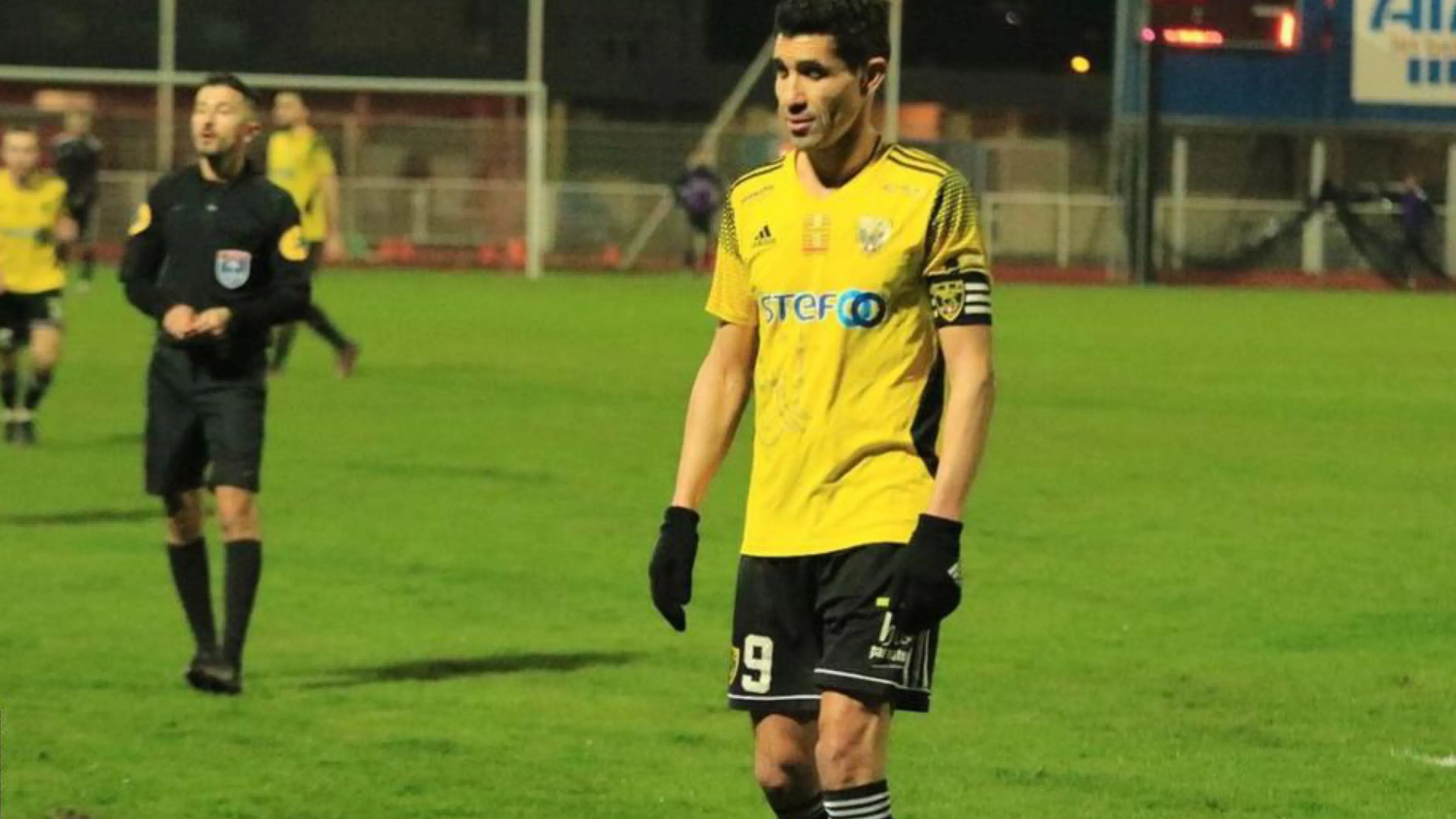 Copertina di Nassim Akrour in campo a 48 anni contro il Lione, è record