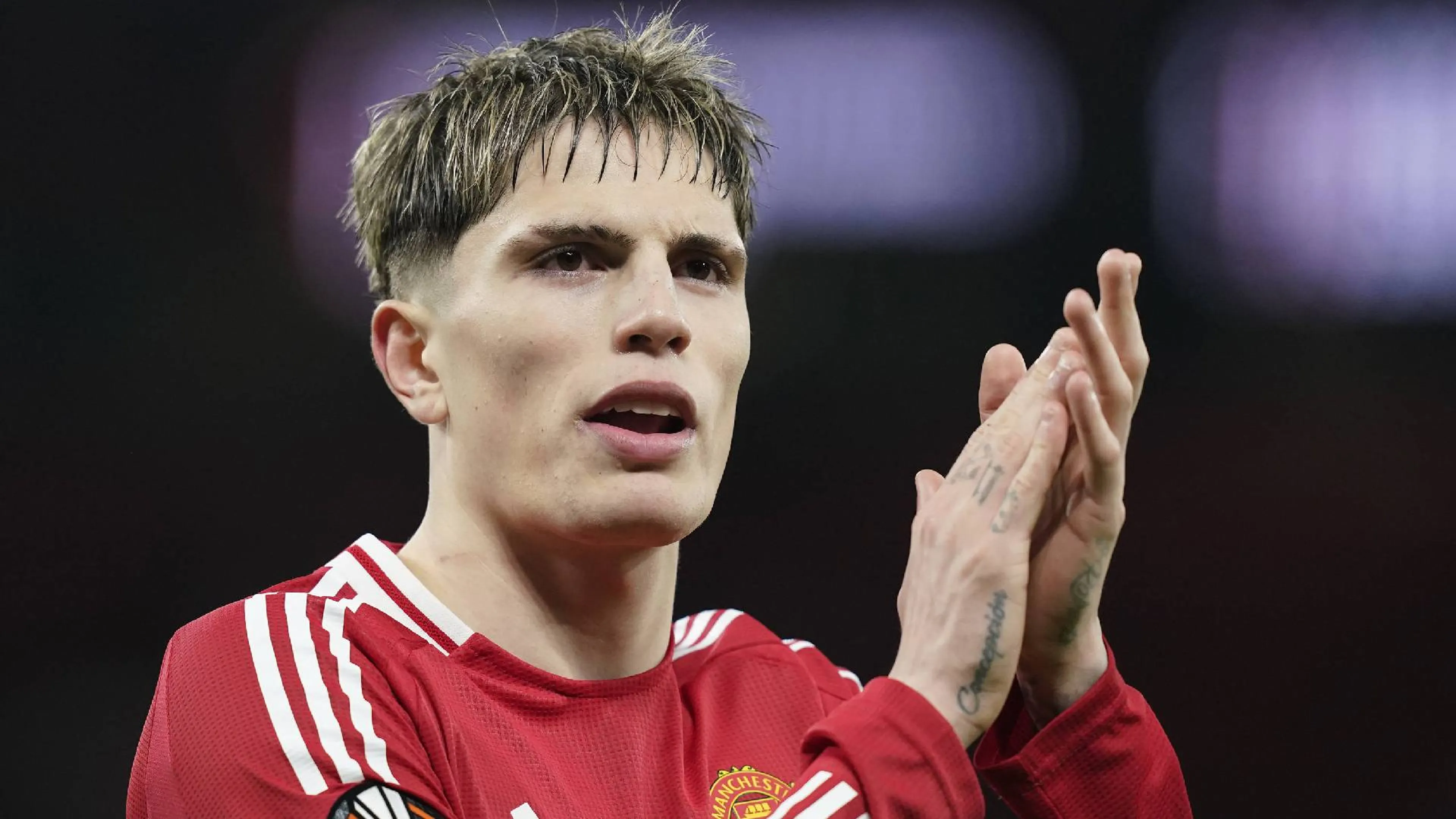 Copertina di Saluto emozionato di Garnacho all'Old Trafford, addio imminente? I tifosi del Napoli sperano (VIDEO)