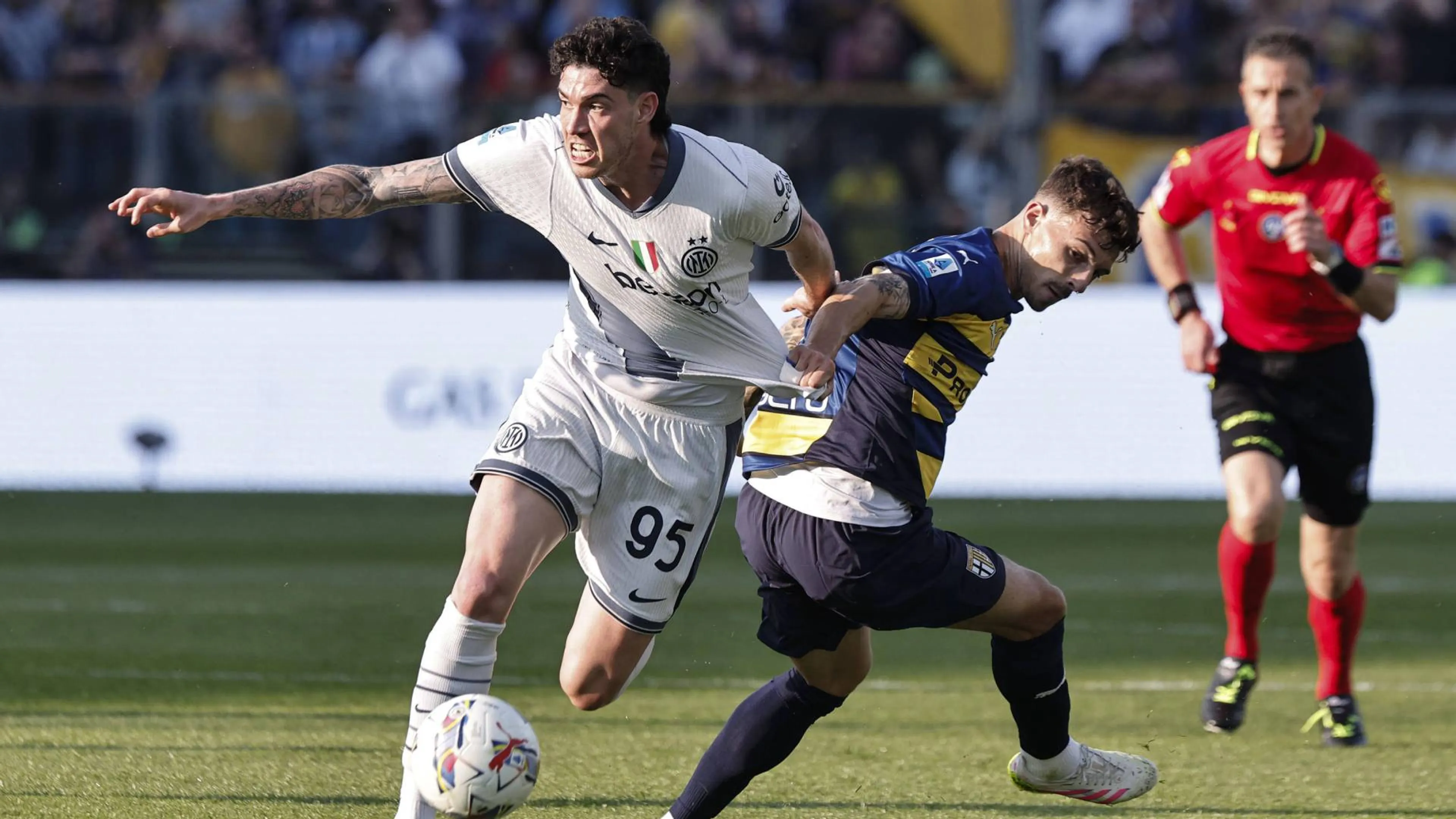 Copertina di Infortunio Bastoni: ghiaccio sul ginocchio. Giocherà contro il Bayern Monaco?