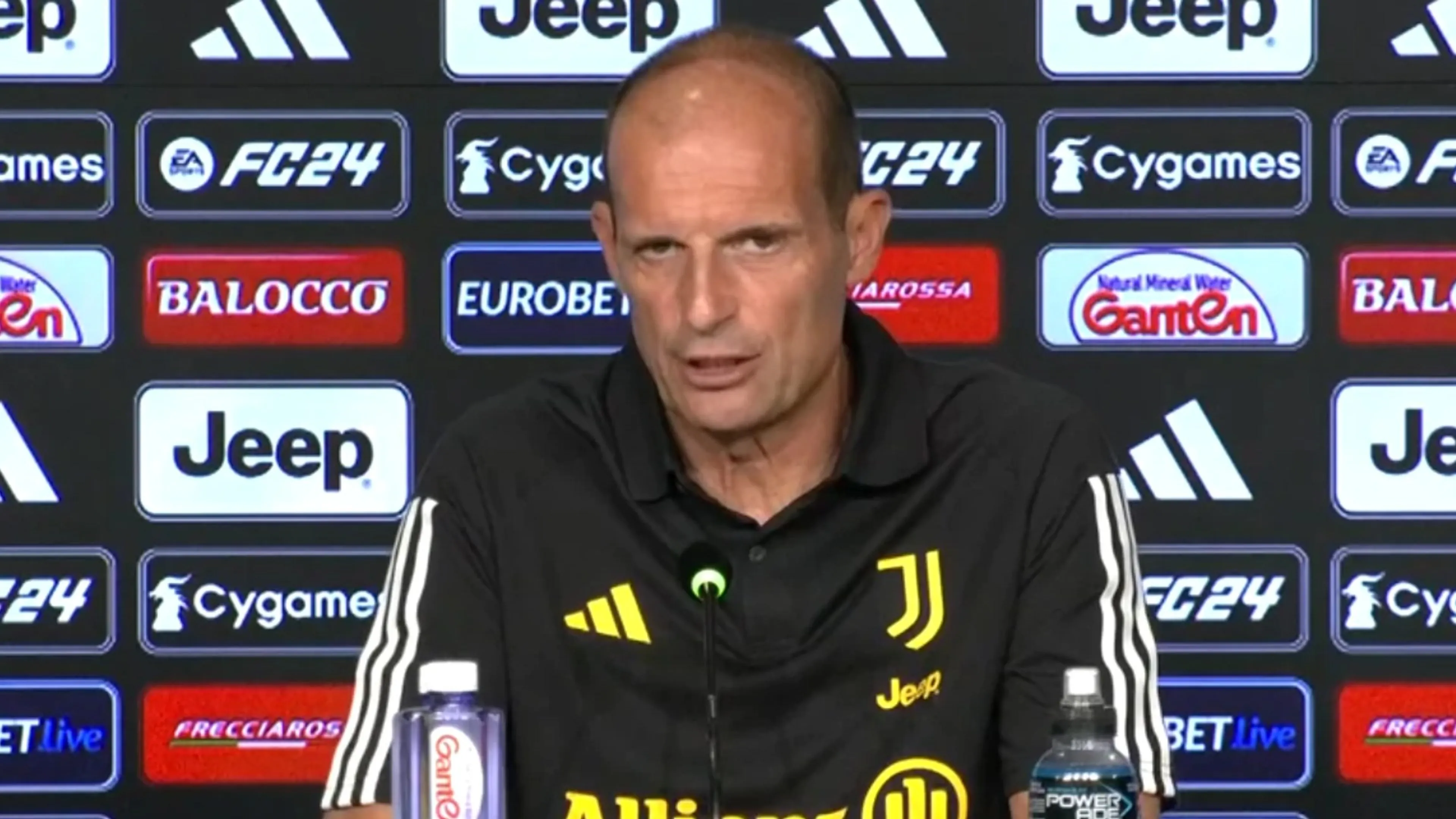 Copertina di Allegri: "Non è obbligatorio ma aiuta". Cosa intendeva il tecnico della Juve?