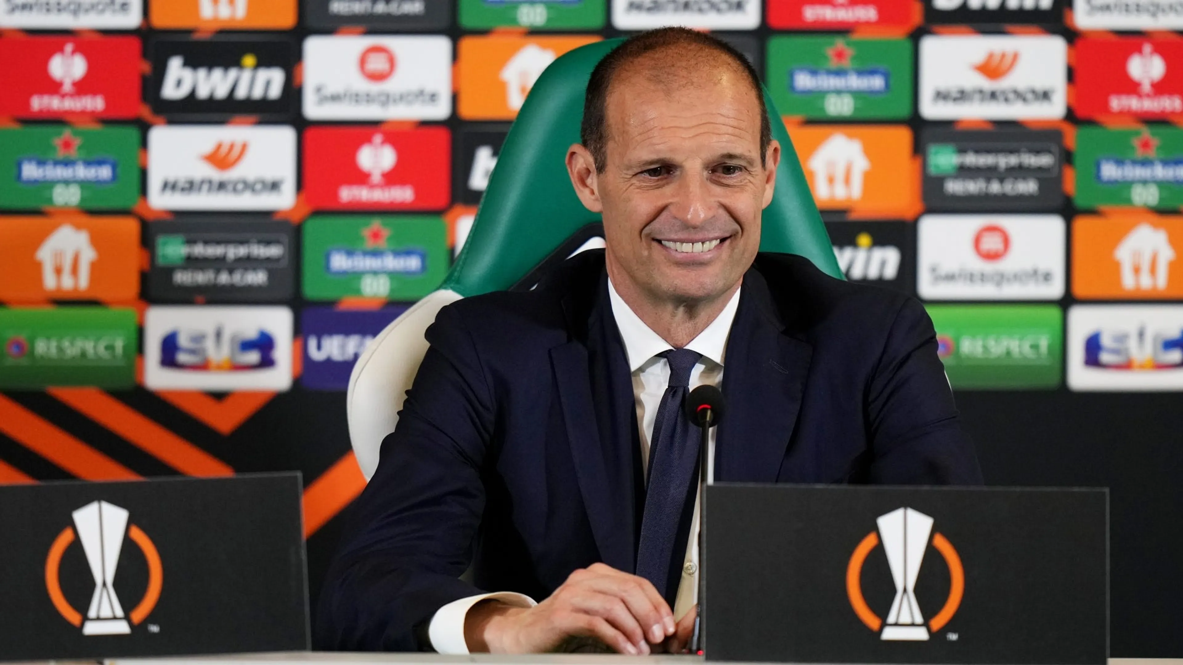 Copertina di Allegri schiva la domanda su Mourinho: "Mi verrebbe da fare una battuta ma.."